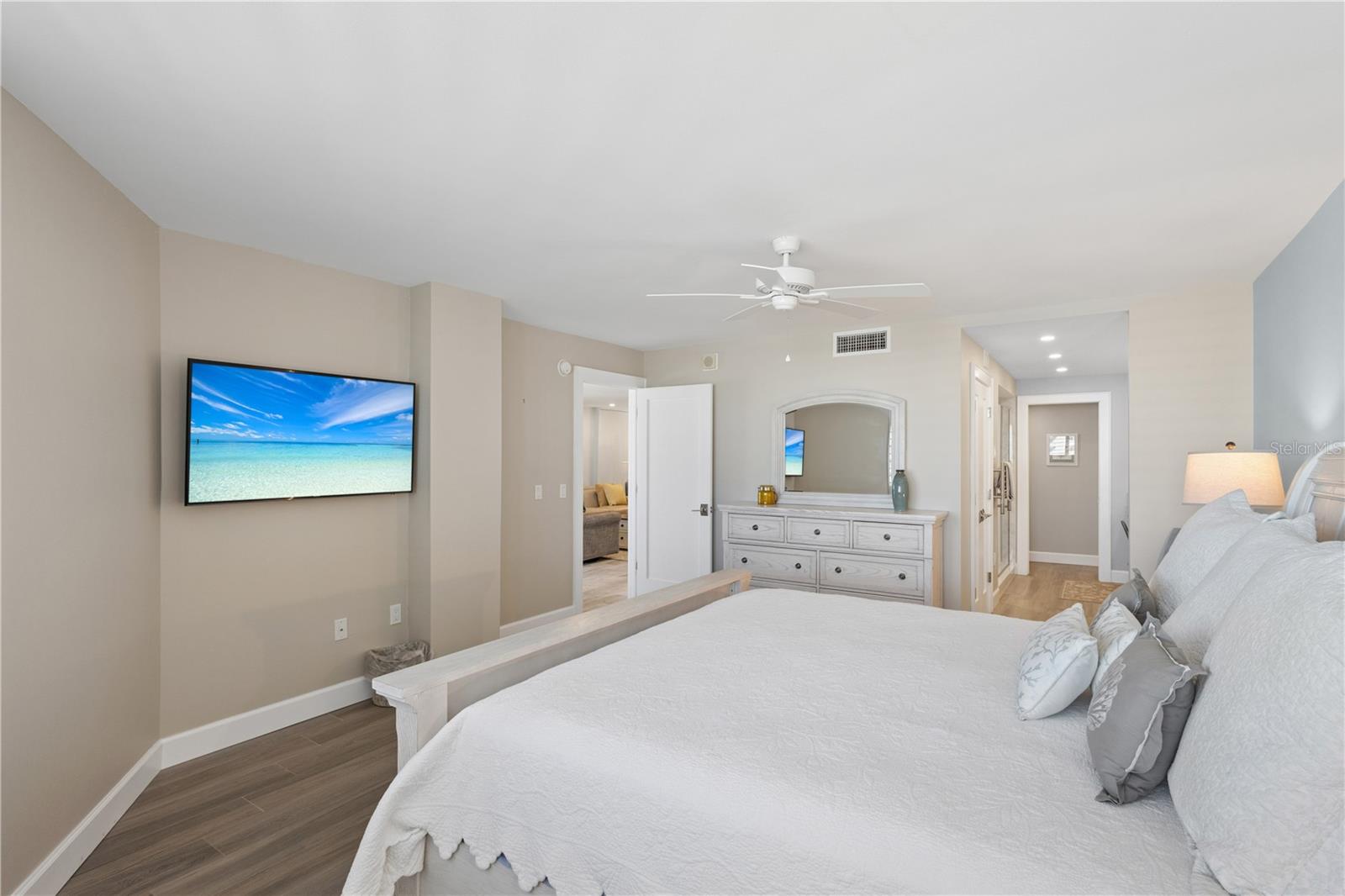 Image 17 of 39 For 5880 Midnight Pass Road 704