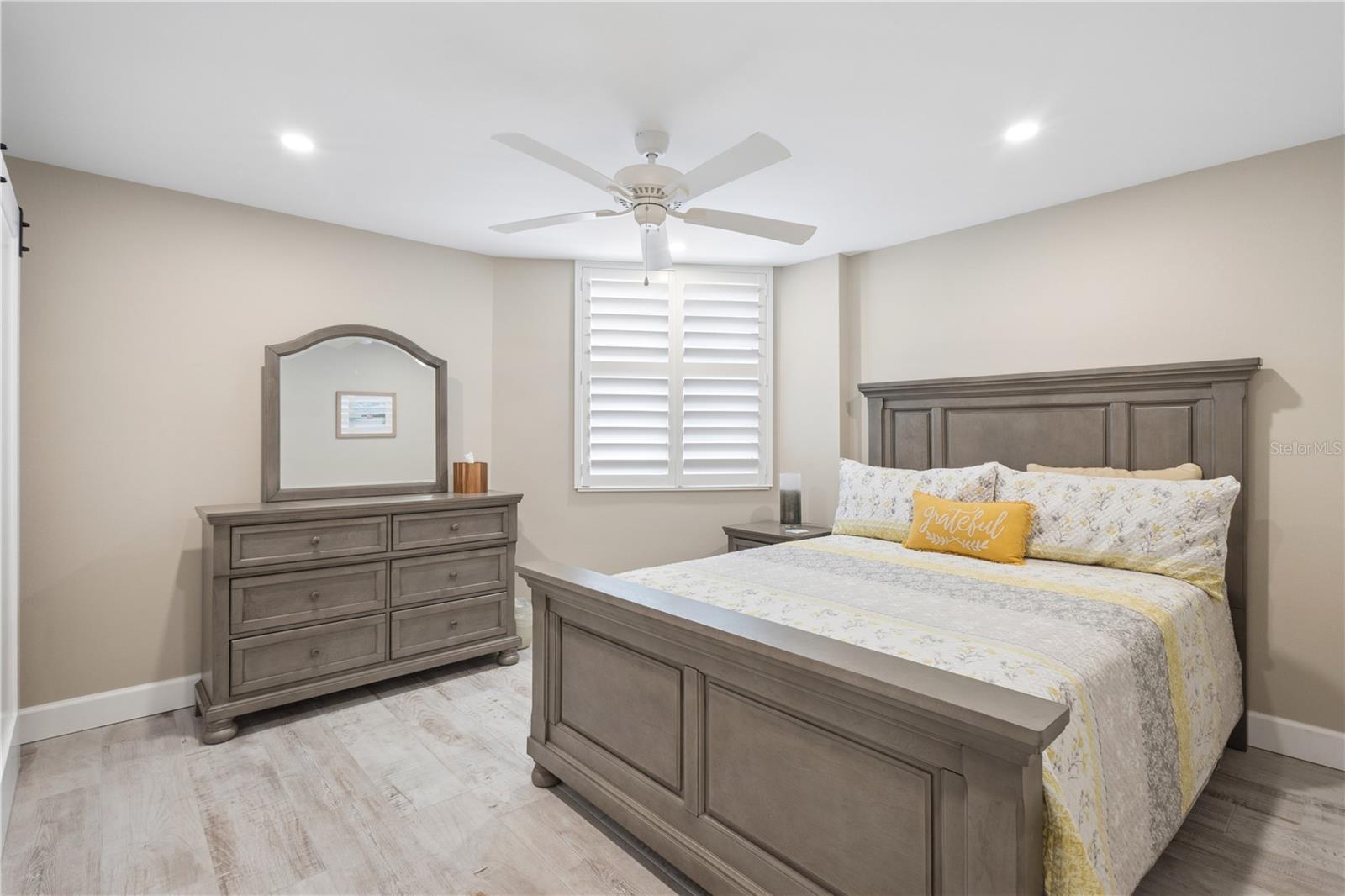 Image 21 of 39 For 5880 Midnight Pass Road 704