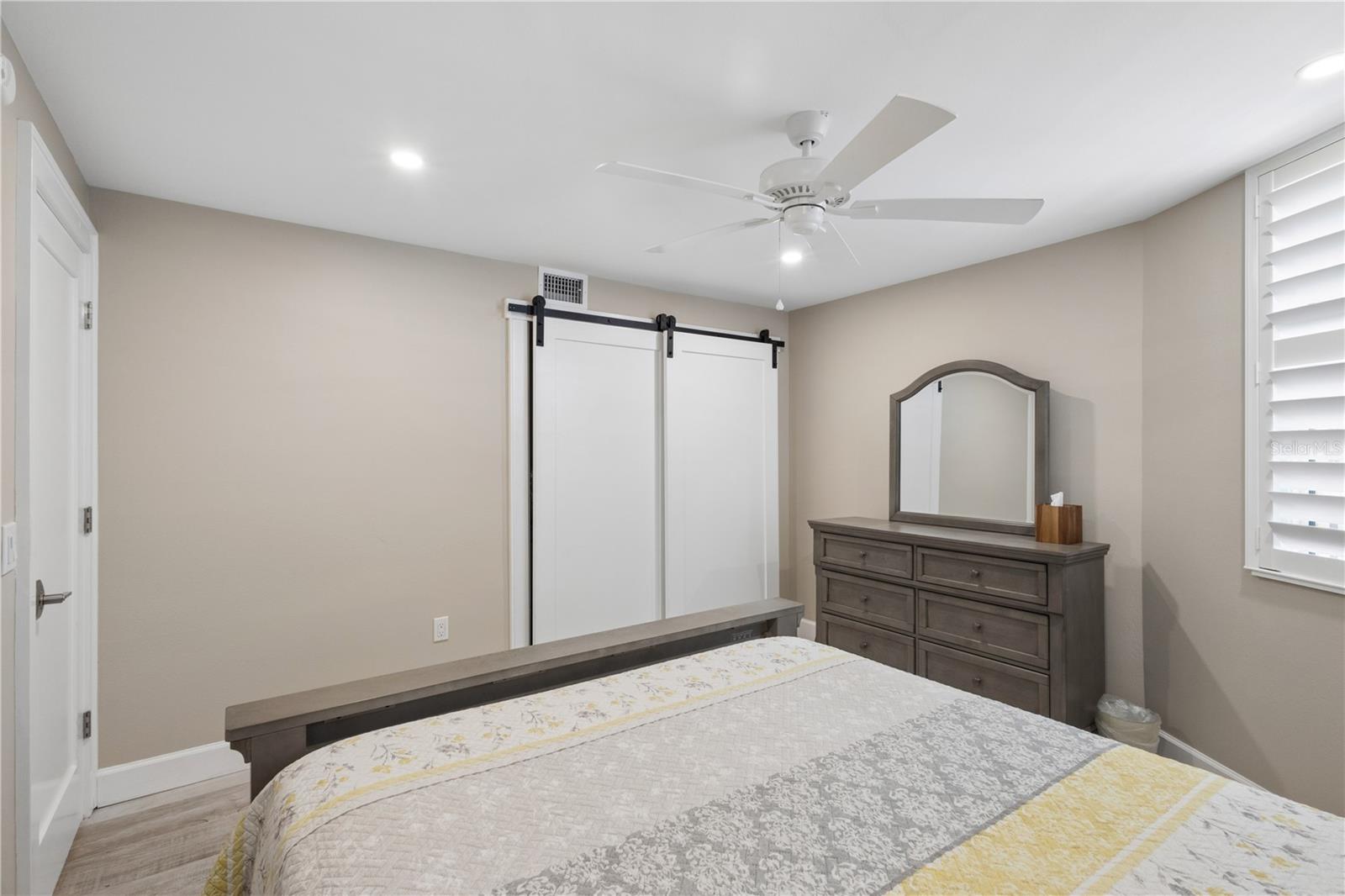 Image 22 of 39 For 5880 Midnight Pass Road 704