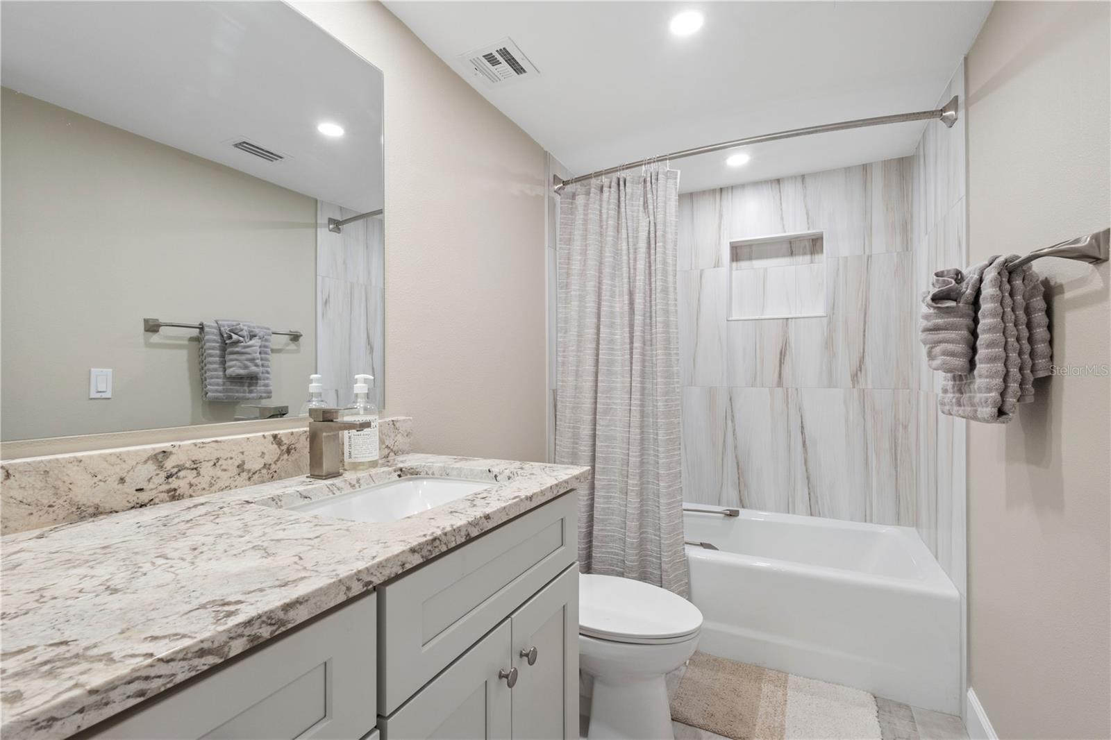 Image 23 of 39 For 5880 Midnight Pass Road 704