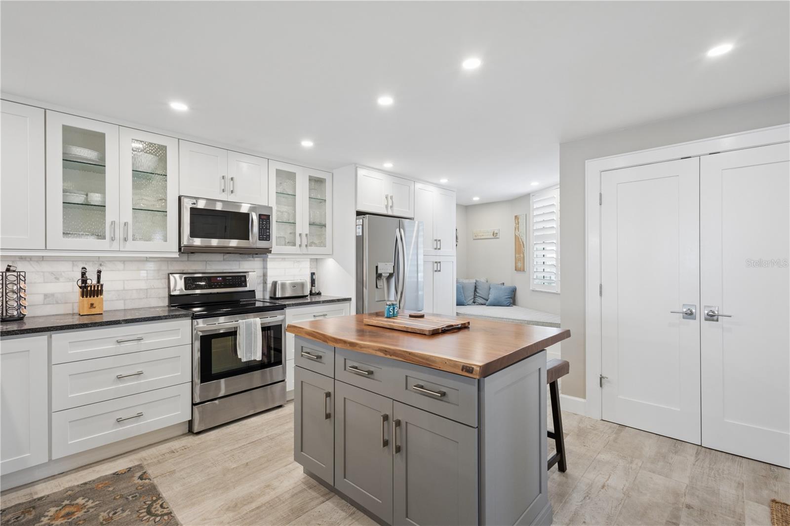 Image 3 of 39 For 5880 Midnight Pass Road 704