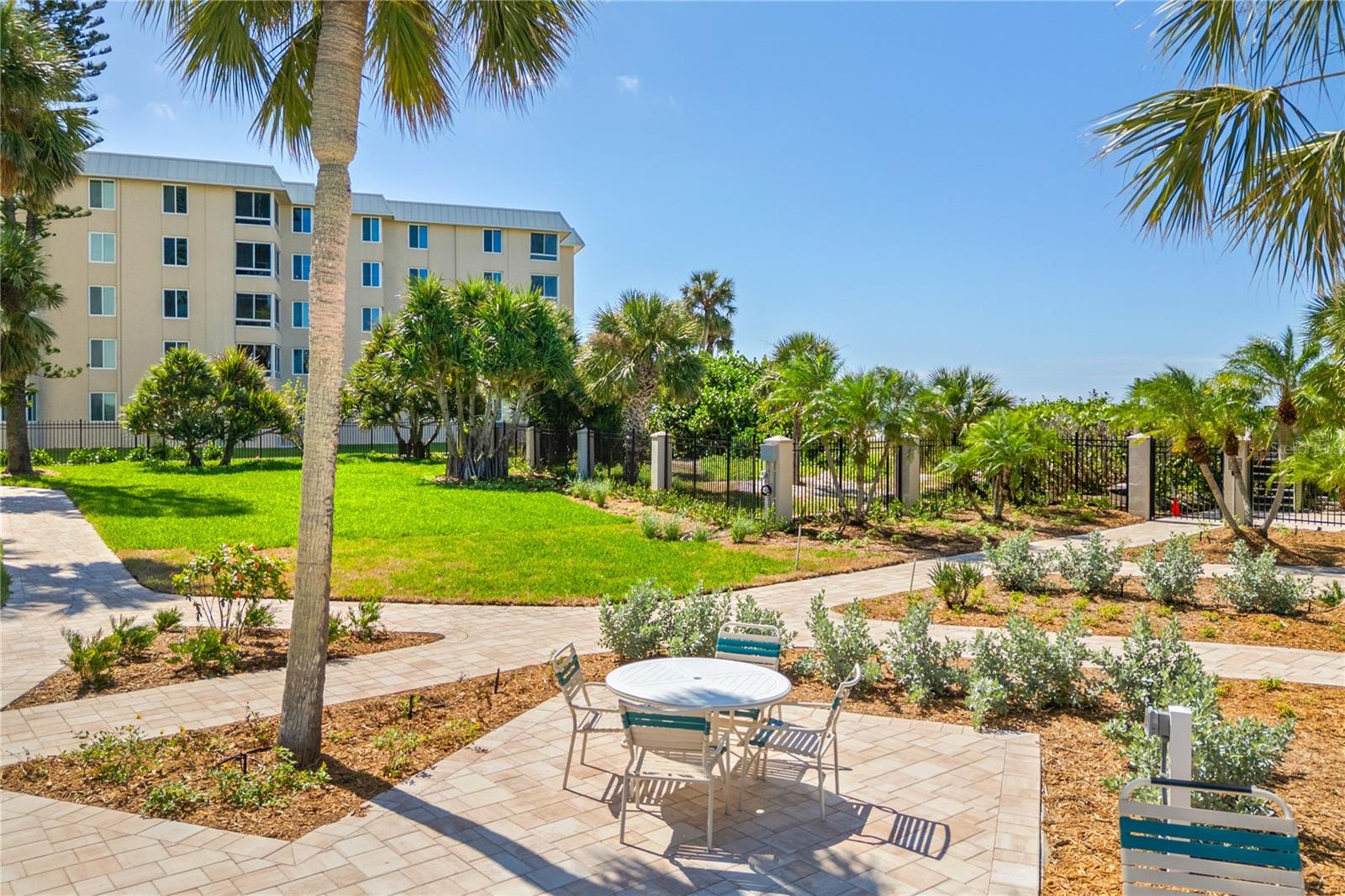 Image 34 of 39 For 5880 Midnight Pass Road 704