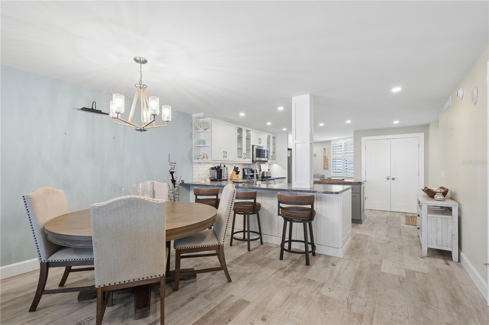 Image 8 of 39 For 5880 Midnight Pass Road 704