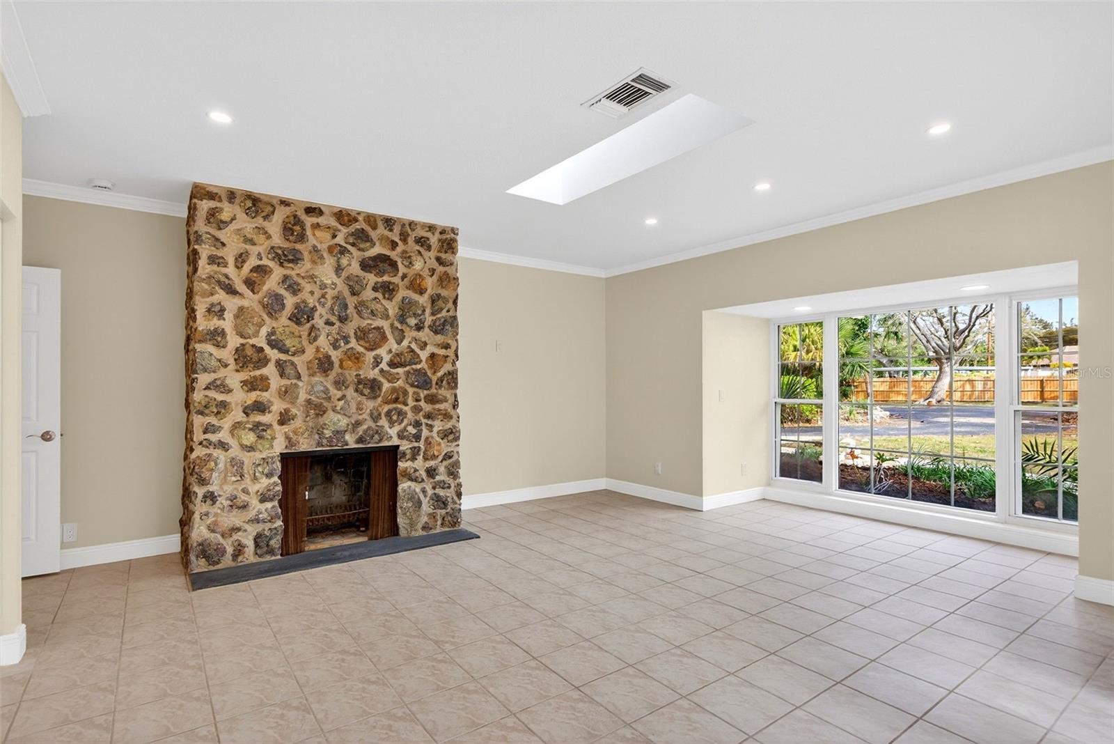 Image 34 of 82 For 7108 Midnight Pass Road