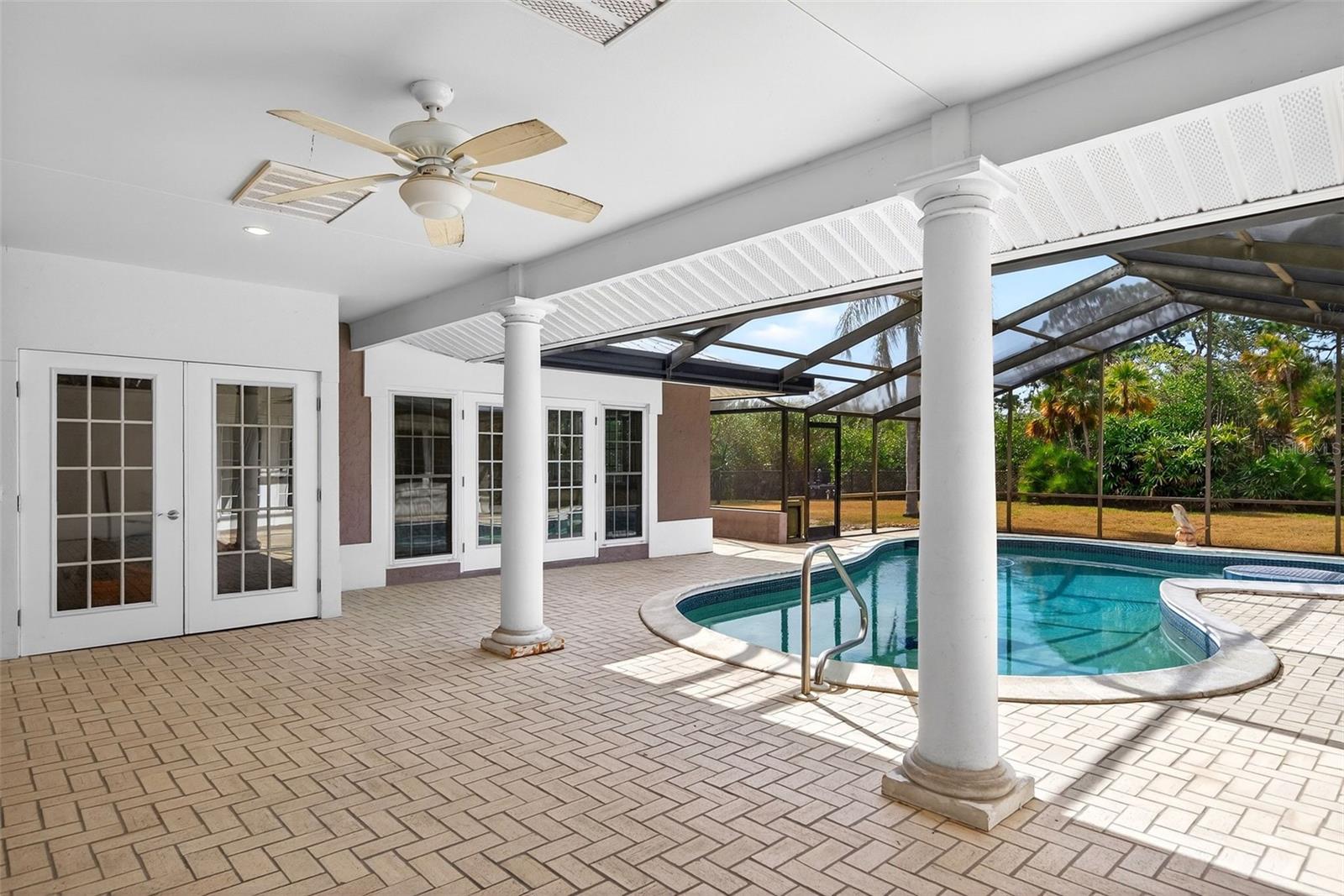 Image 39 of 82 For 7108 Midnight Pass Road