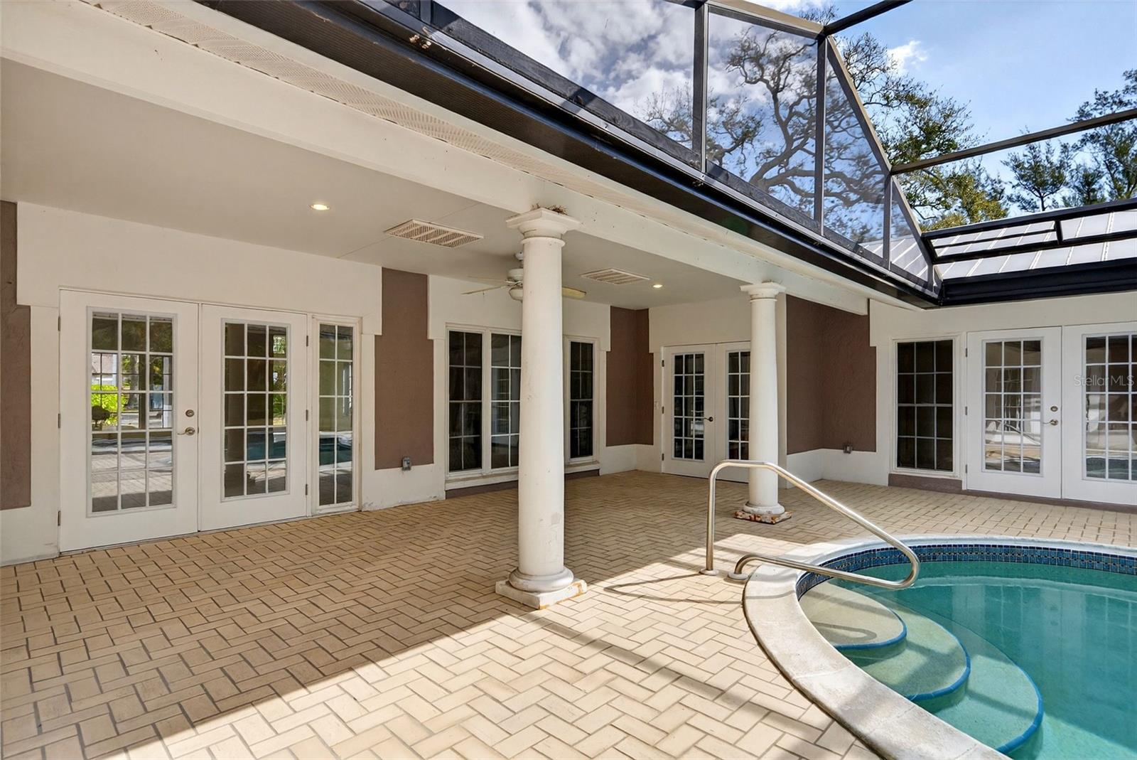 Image 40 of 82 For 7108 Midnight Pass Road