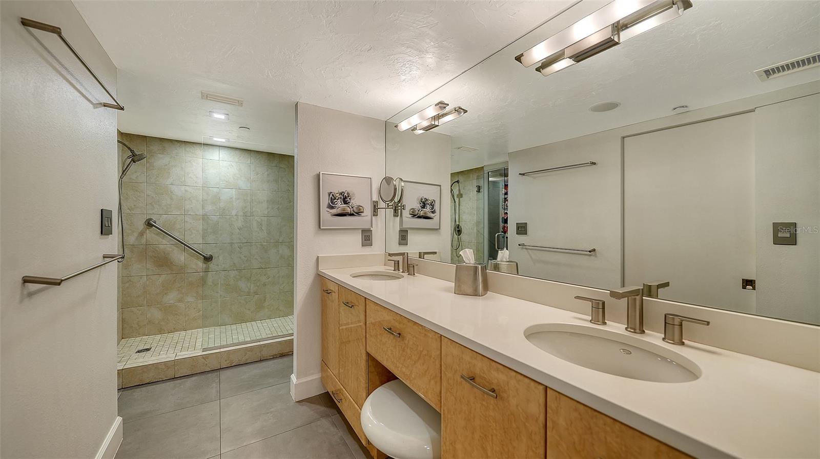 Image 18 of 26 For 101 Sunset Drive 301