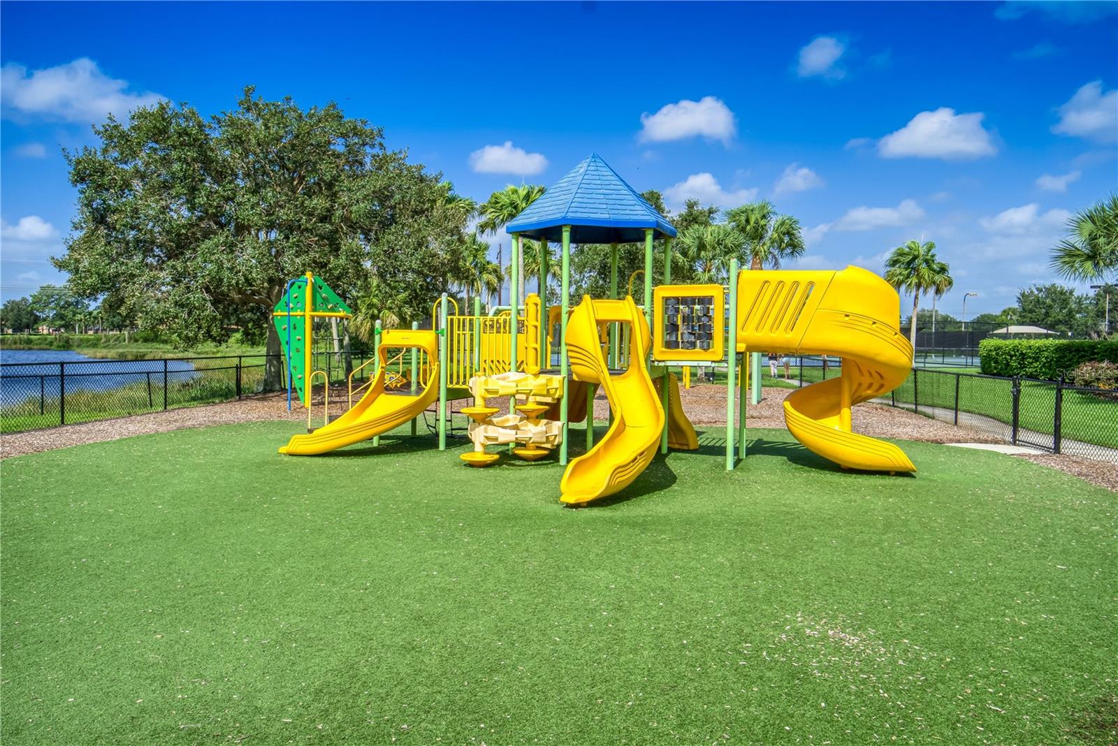 Image 15 of 60 For 819 Fairwaycove Lane 203