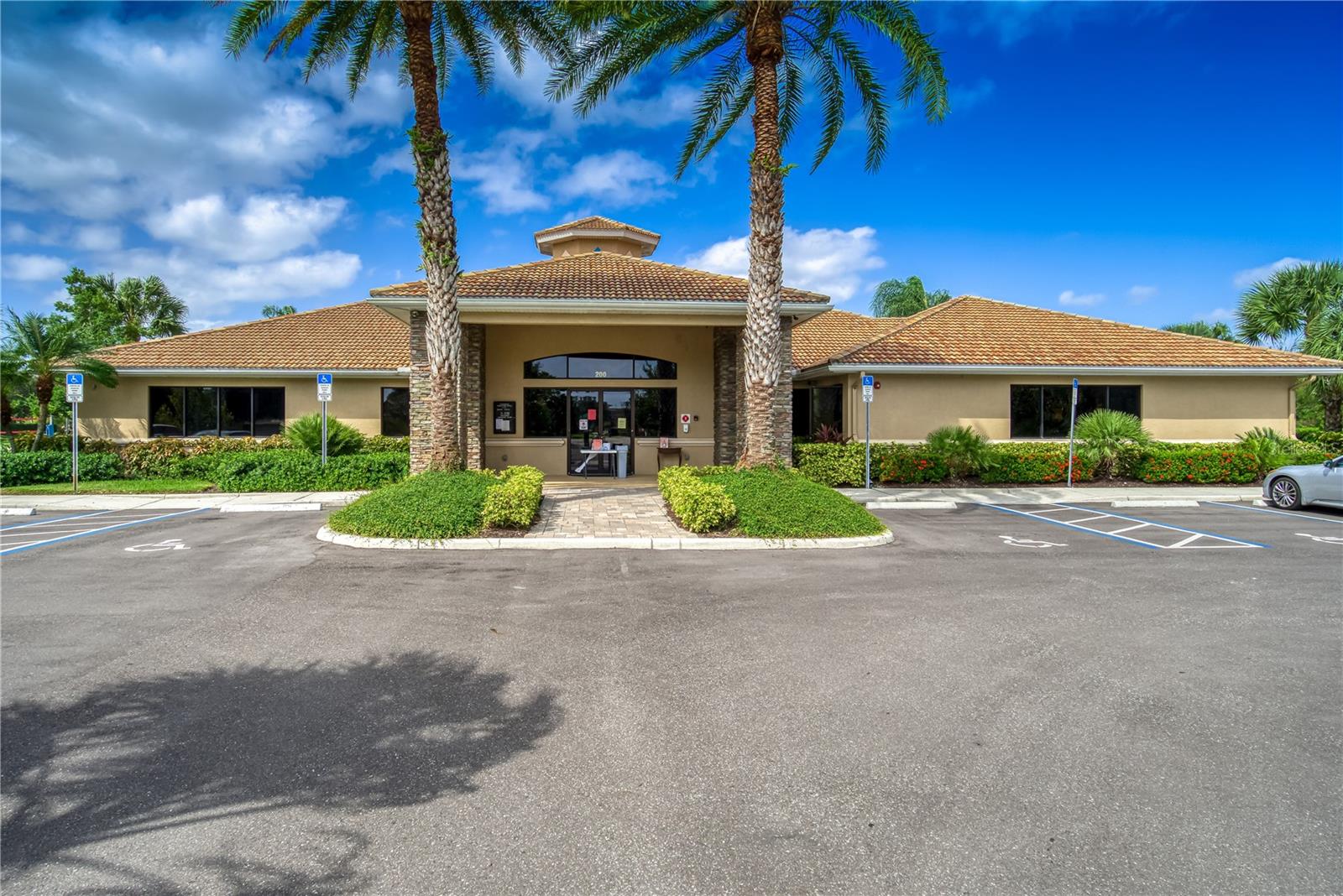 Image 24 of 60 For 819 Fairwaycove Lane 203