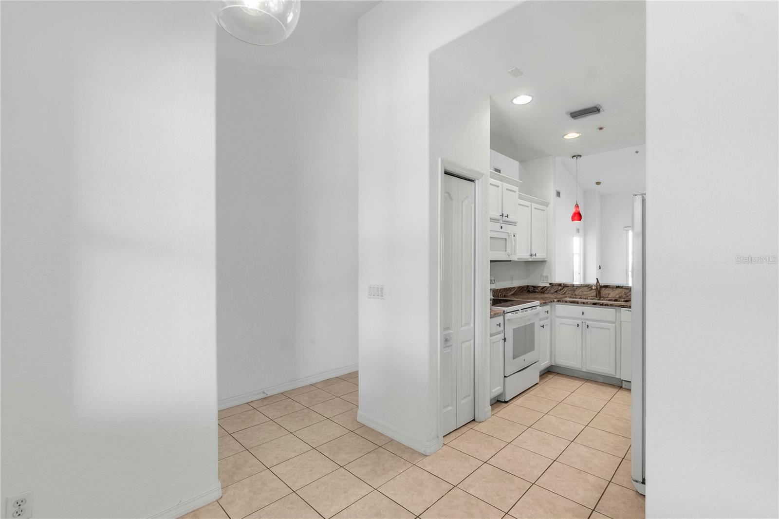 Image 30 of 60 For 819 Fairwaycove Lane 203