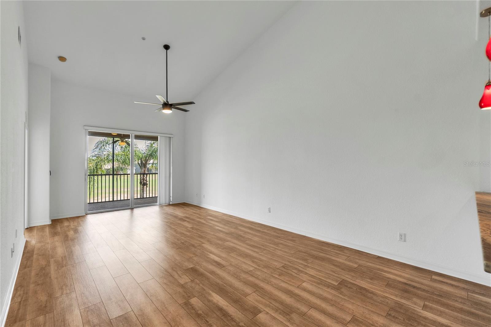 Image 32 of 60 For 819 Fairwaycove Lane 203