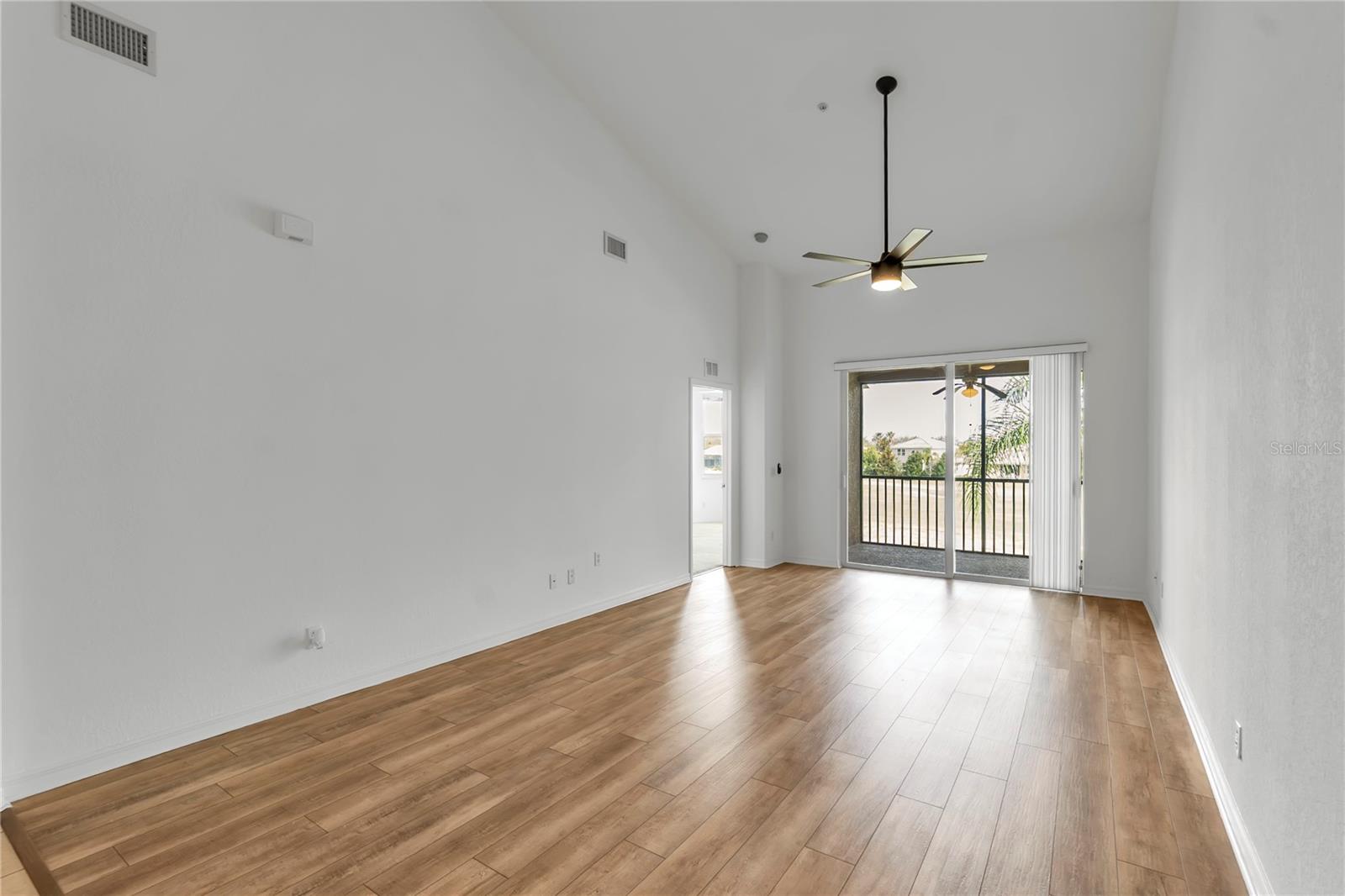 Image 33 of 60 For 819 Fairwaycove Lane 203