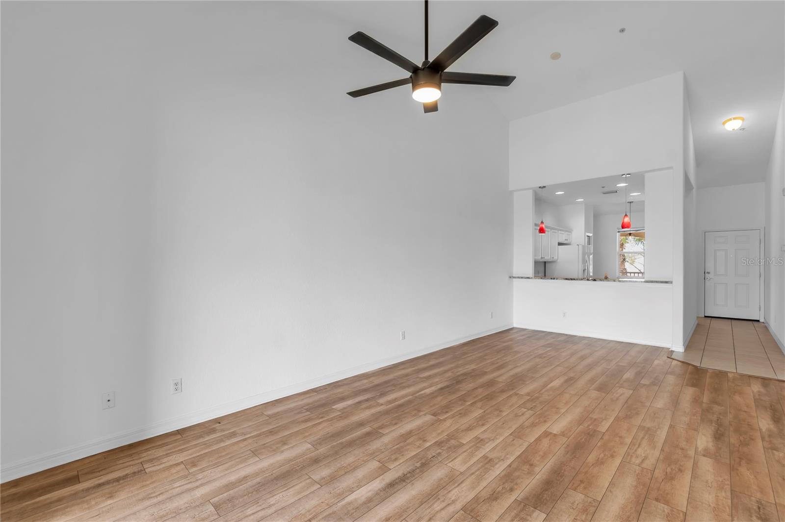 Image 35 of 60 For 819 Fairwaycove Lane 203