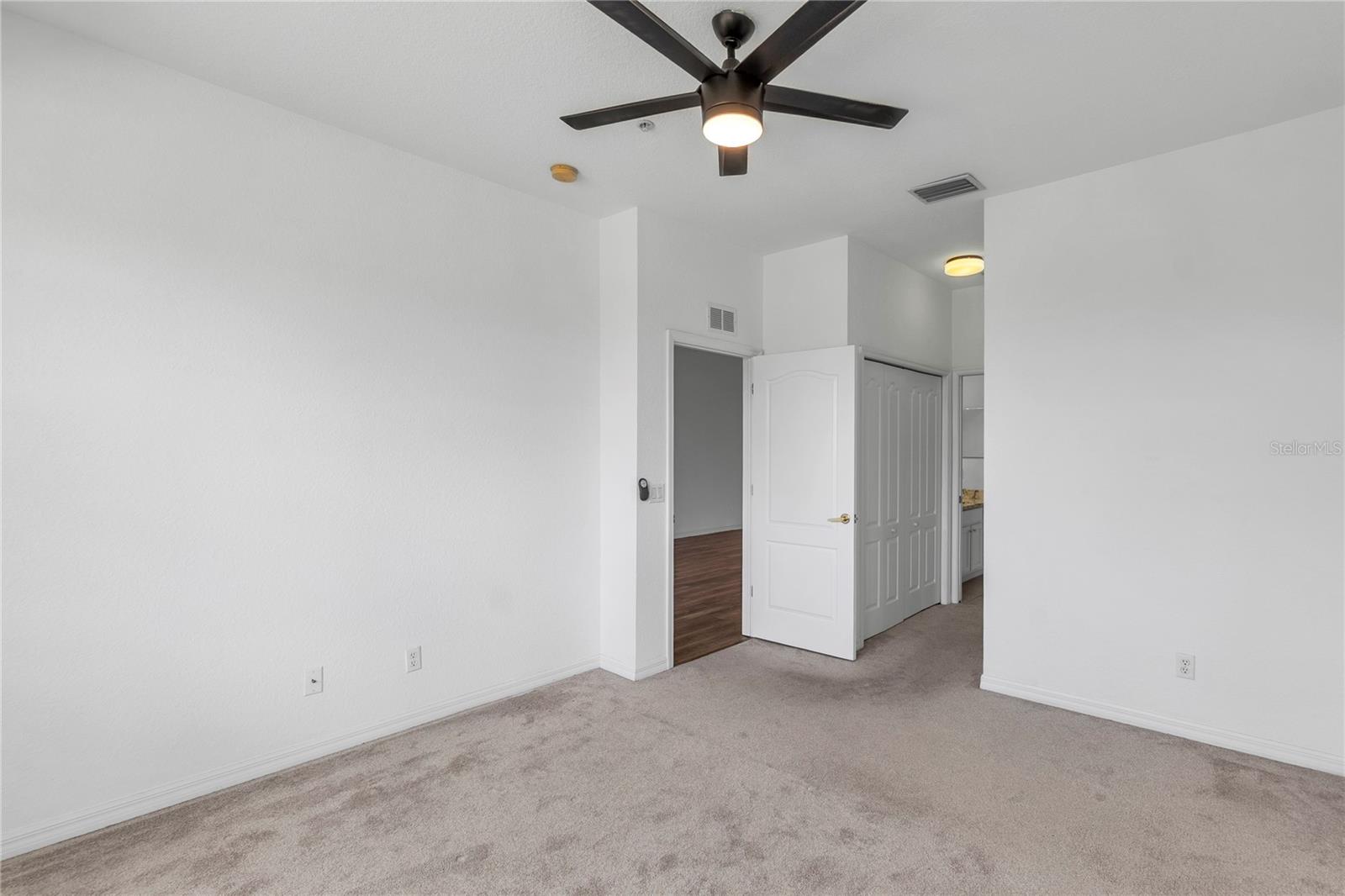 Image 38 of 60 For 819 Fairwaycove Lane 203