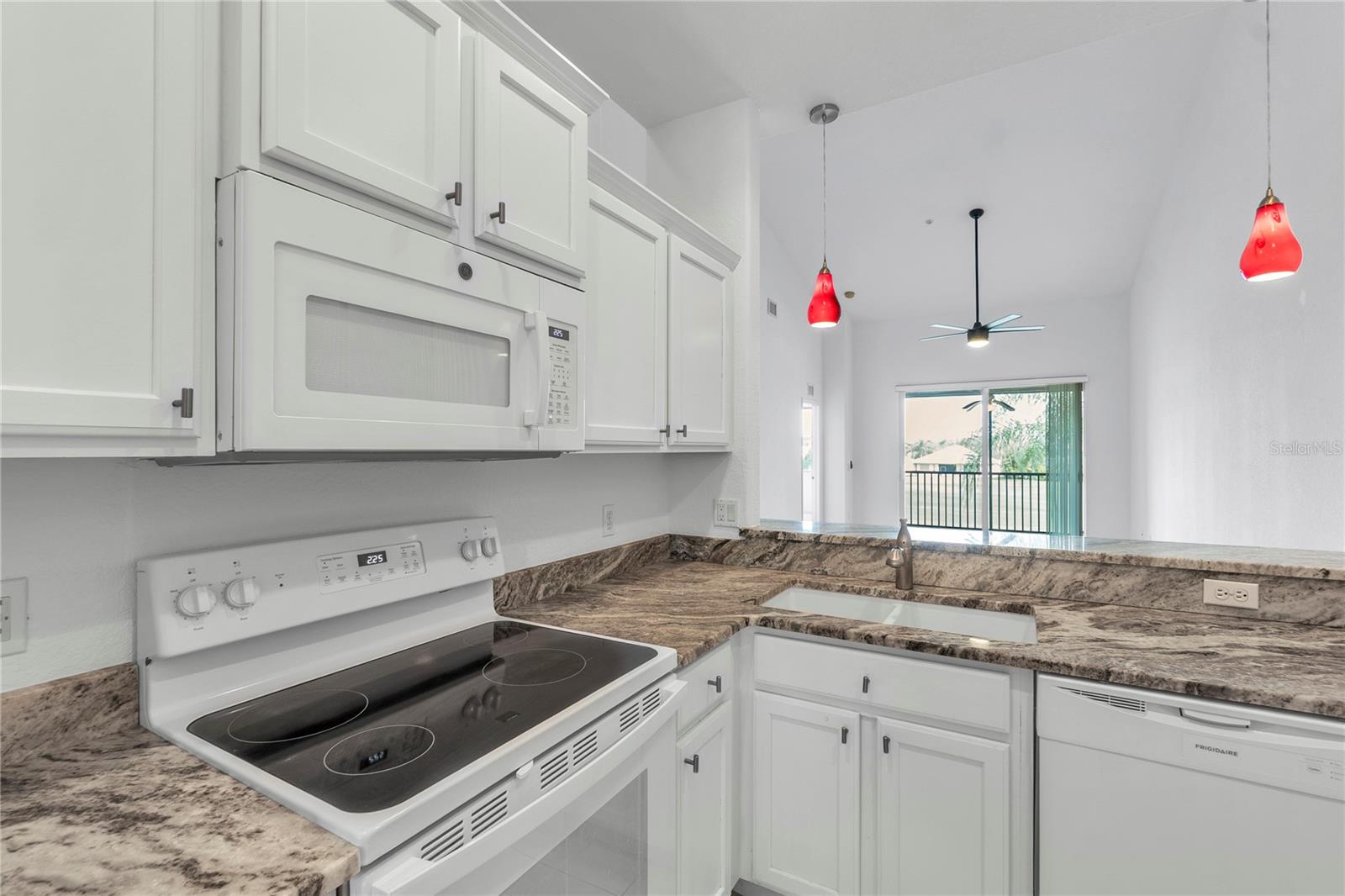 Image 4 of 60 For 819 Fairwaycove Lane 203