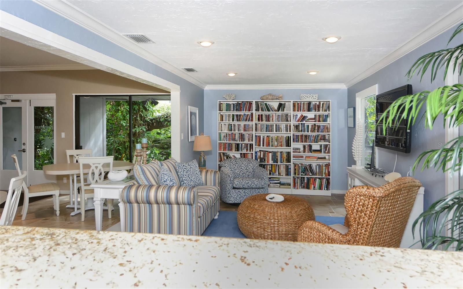 Image 27 of 35 For 1200 East Peppertree Lane  302