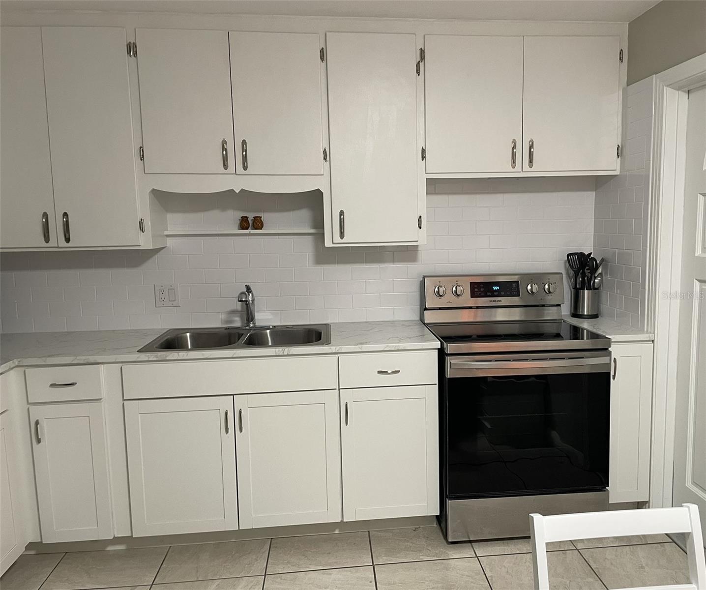 Image 16 of 75 For 828 Tuttle Avenue