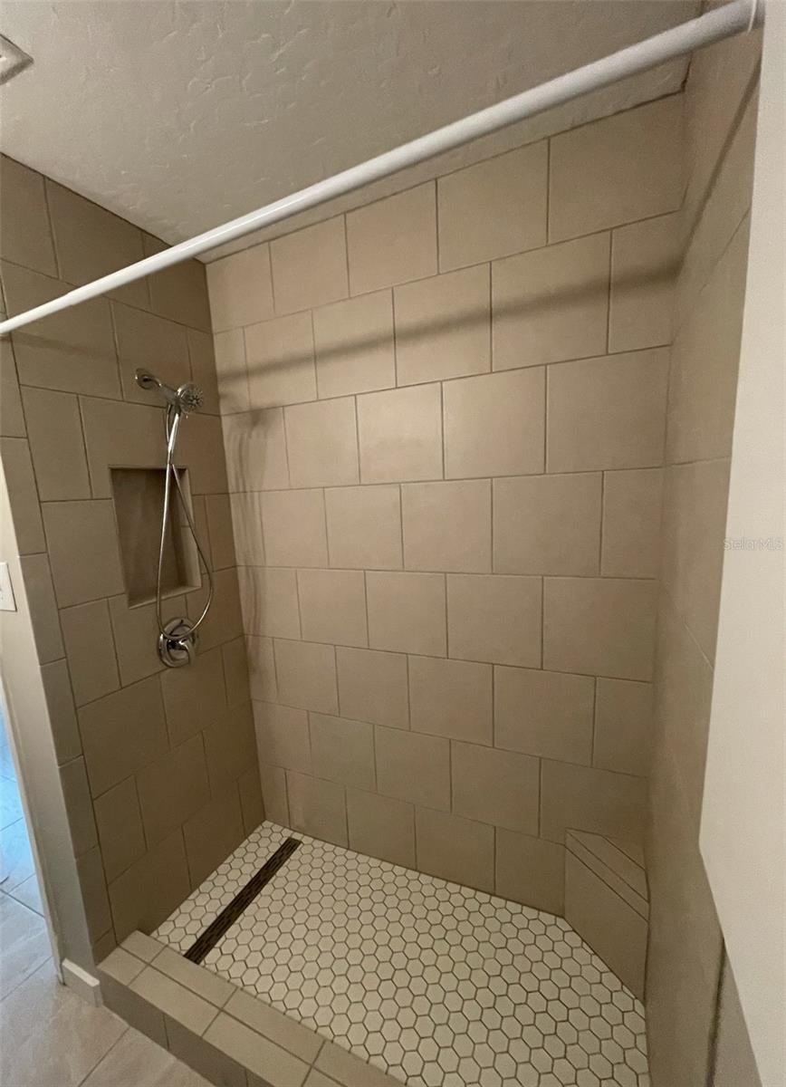 Image 33 of 75 For 828 Tuttle Avenue