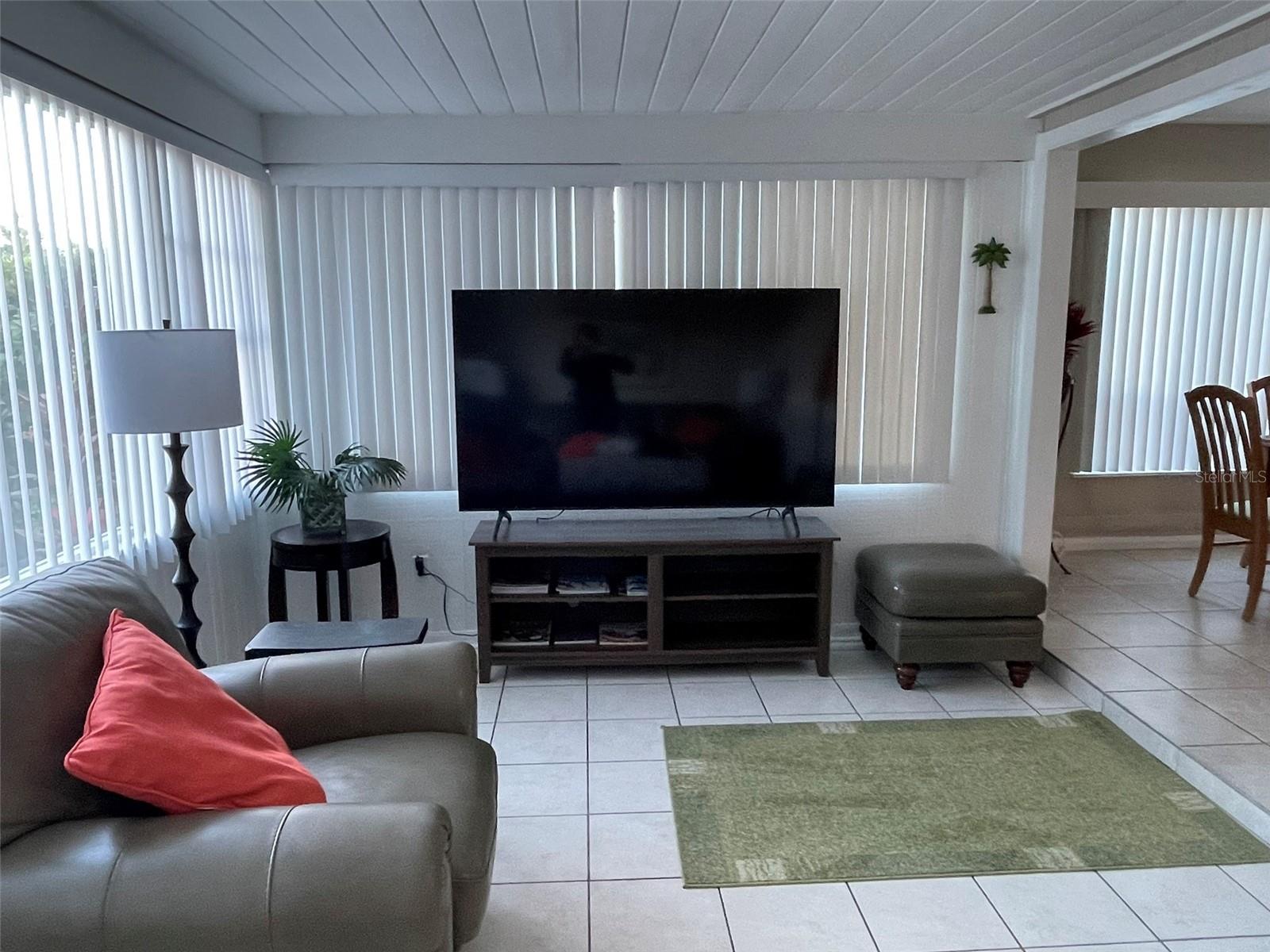 Image 8 of 75 For 828 Tuttle Avenue