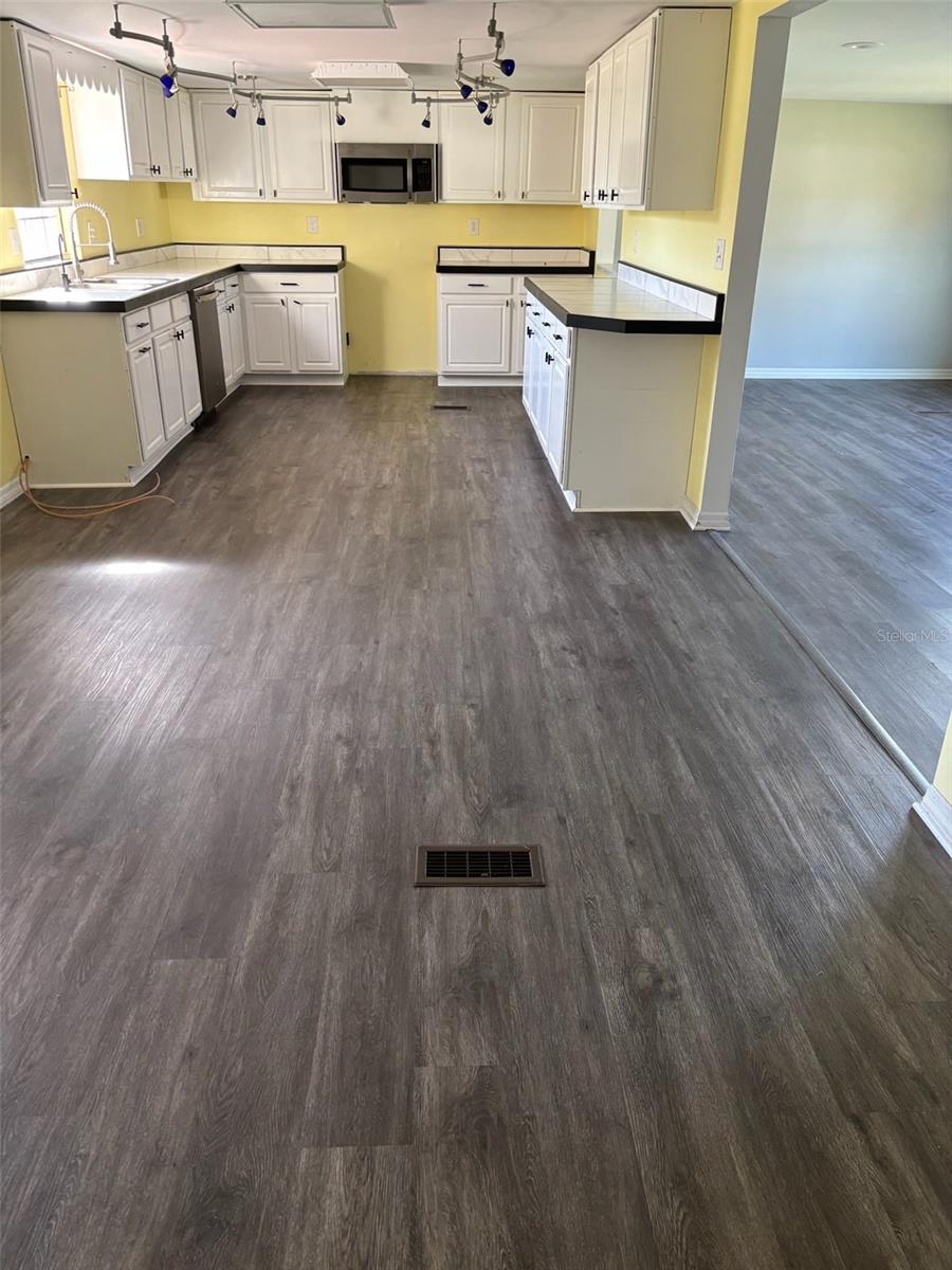 Image 3 of 11 For 206 Country World Drive E