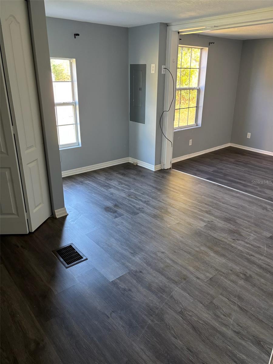 Image 4 of 11 For 206 Country World Drive E