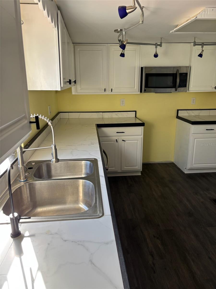 Image 9 of 11 For 206 Country World Drive E