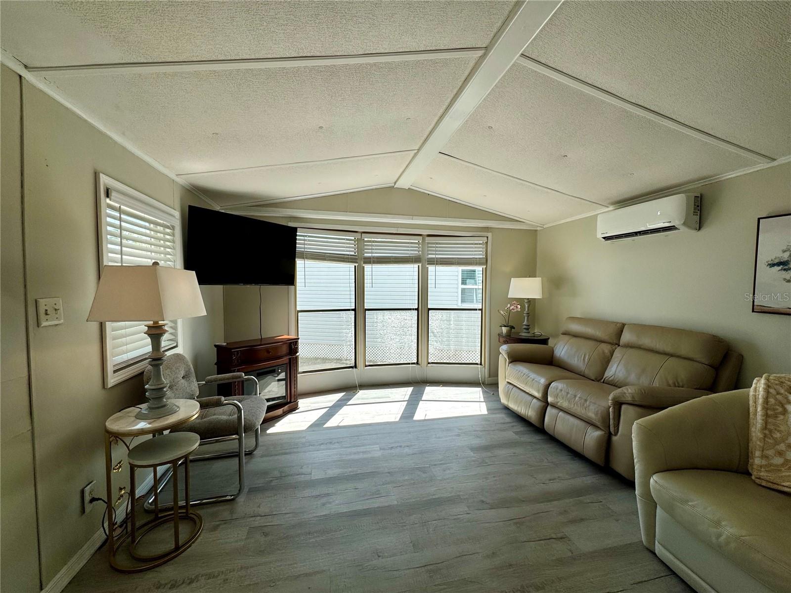 Listing photo id 4 for 15010 113th Avenue N 48