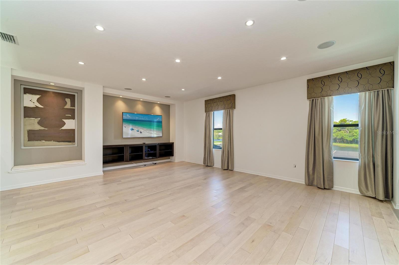 Image 36 of 94 For 826 Honeyflower Loop