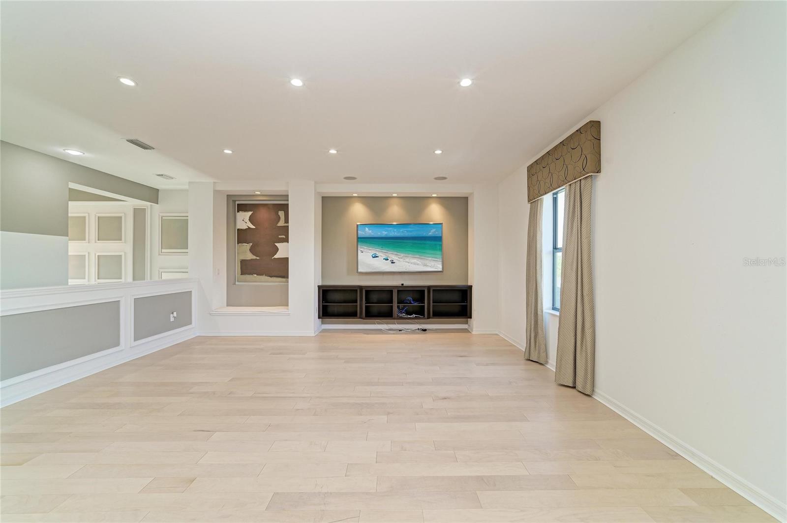 Image 37 of 94 For 826 Honeyflower Loop