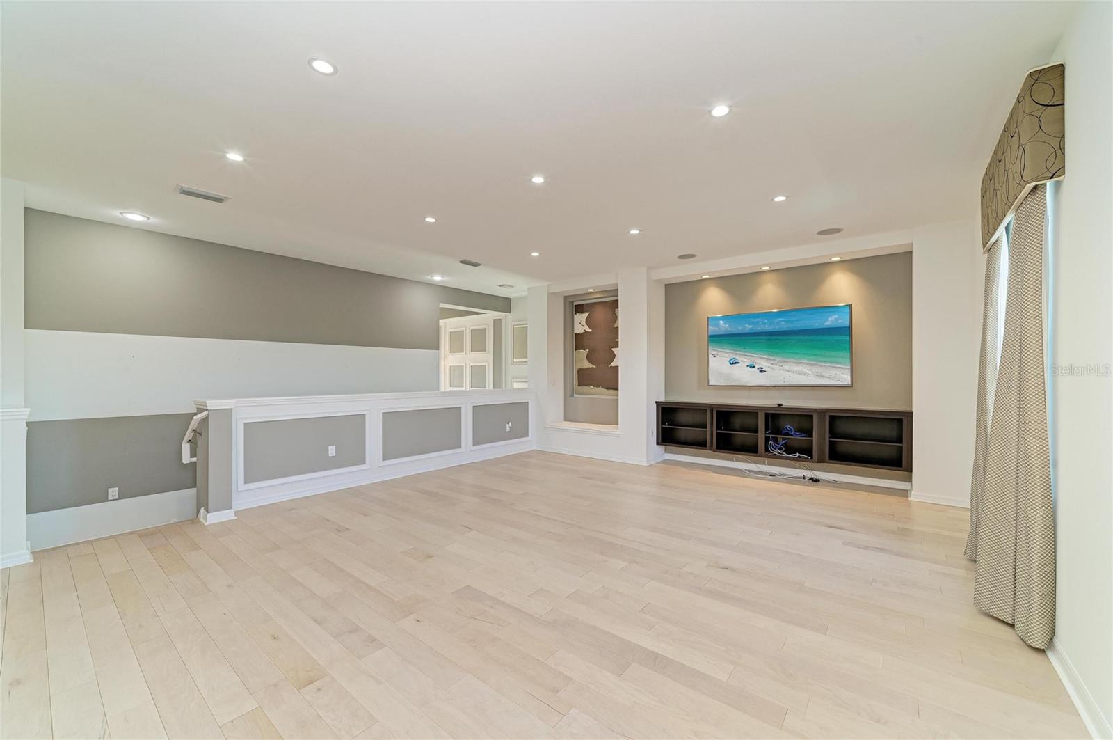 Image 38 of 94 For 826 Honeyflower Loop