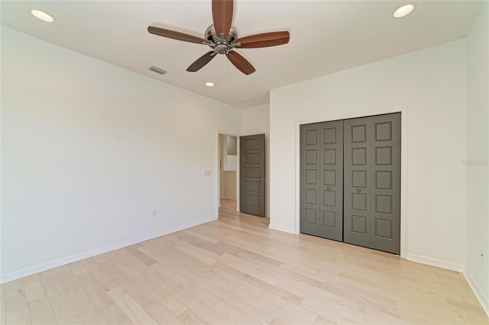 Image 43 of 94 For 826 Honeyflower Loop