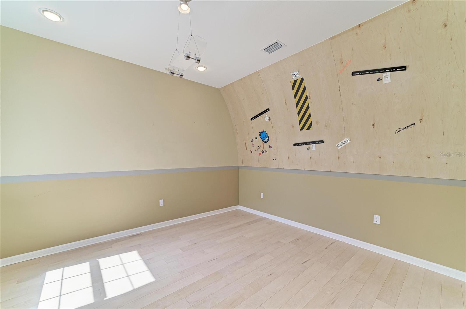 Image 48 of 94 For 826 Honeyflower Loop