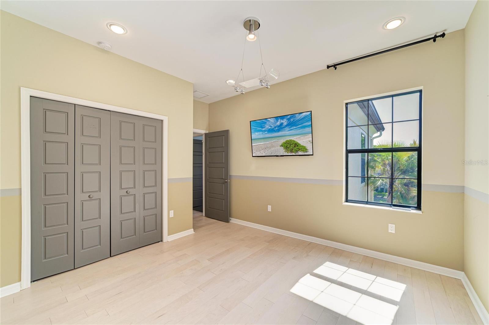 Image 49 of 94 For 826 Honeyflower Loop