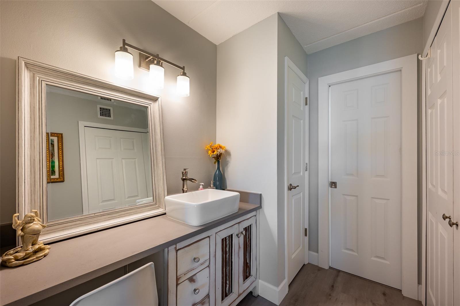 Image 17 of 36 For 845 Benjamin Franklin Drive 302