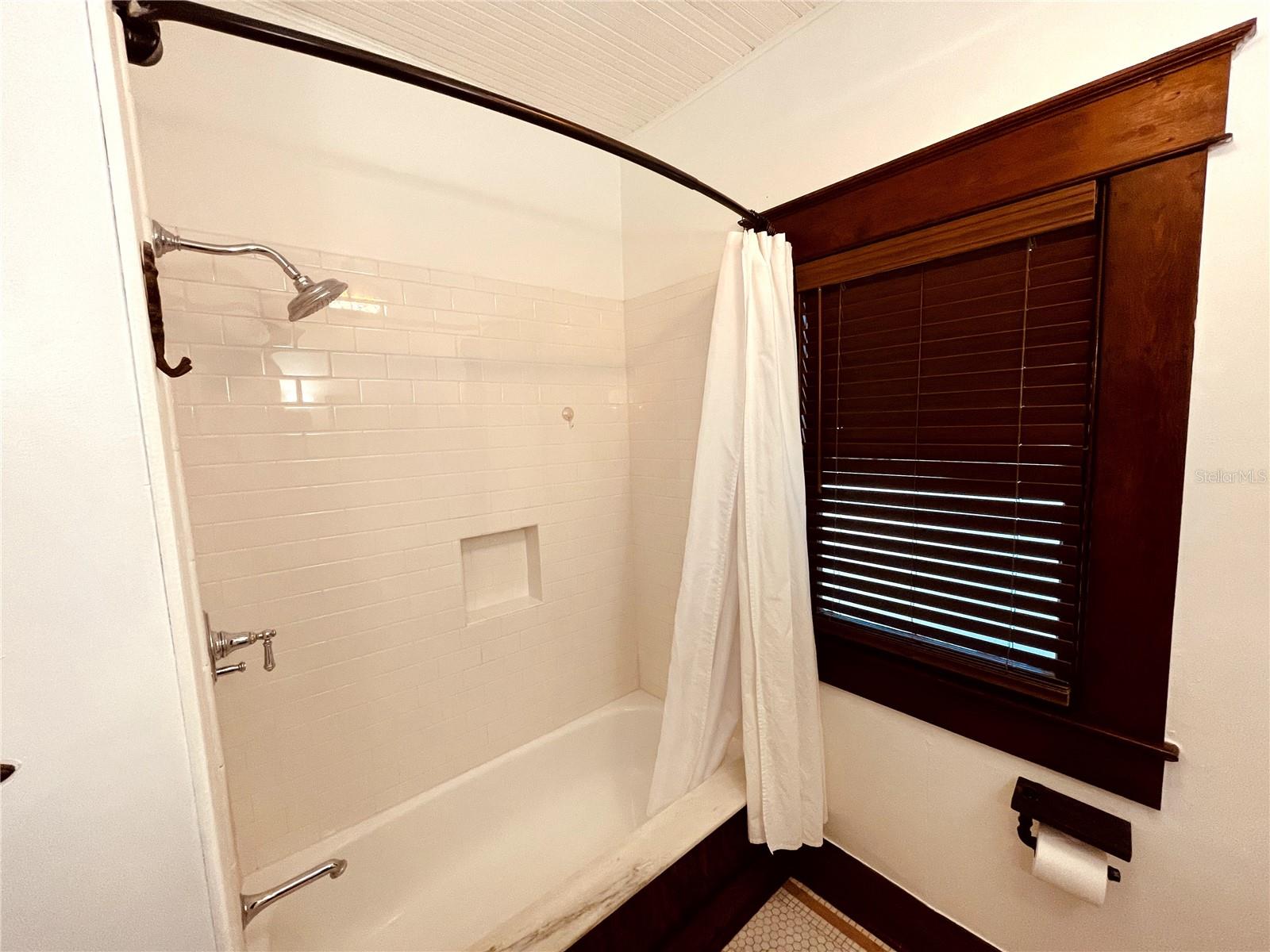 Listing photo id 8 for 206 Haya Street