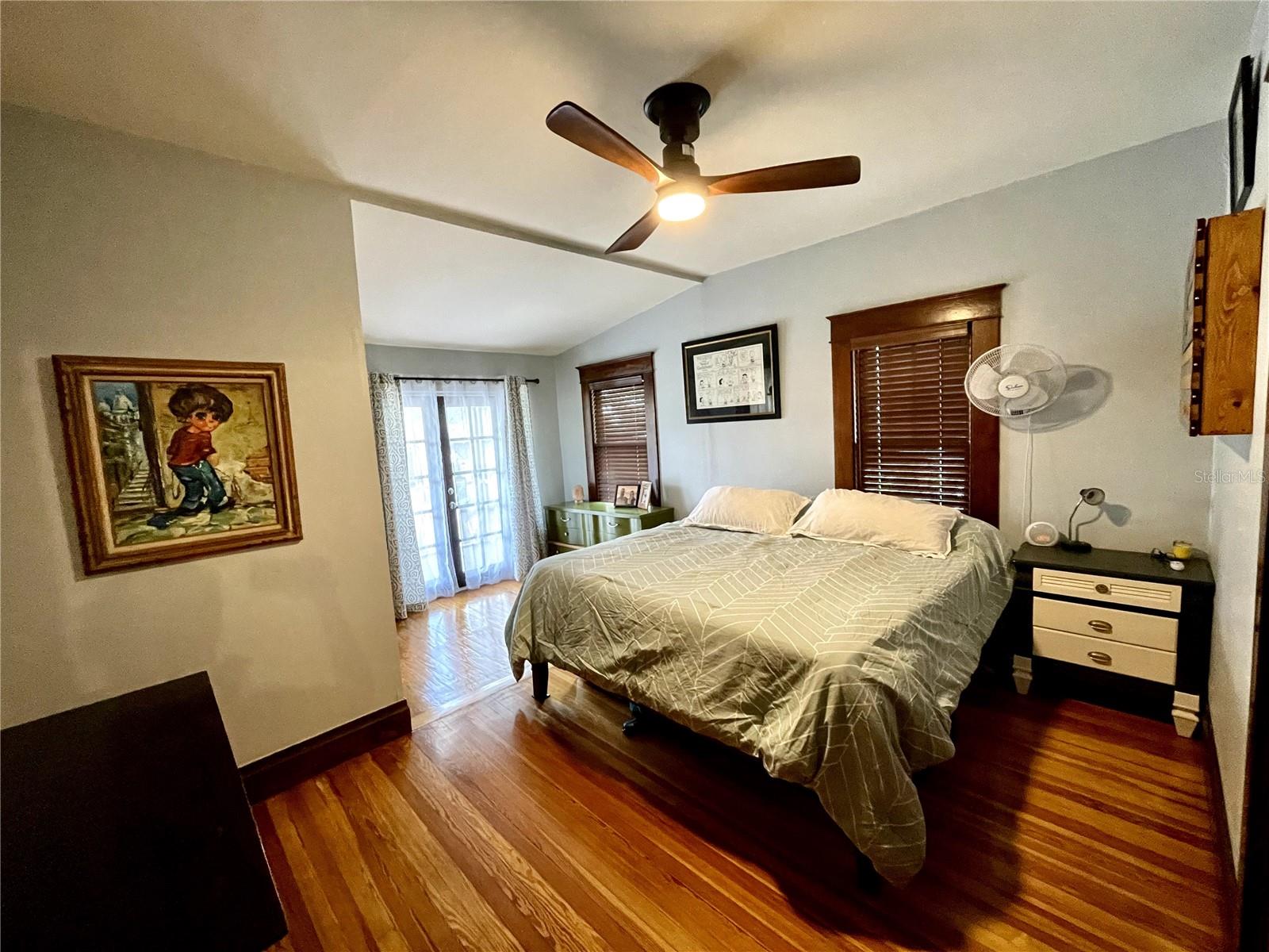 Listing photo id 9 for 206 Haya Street