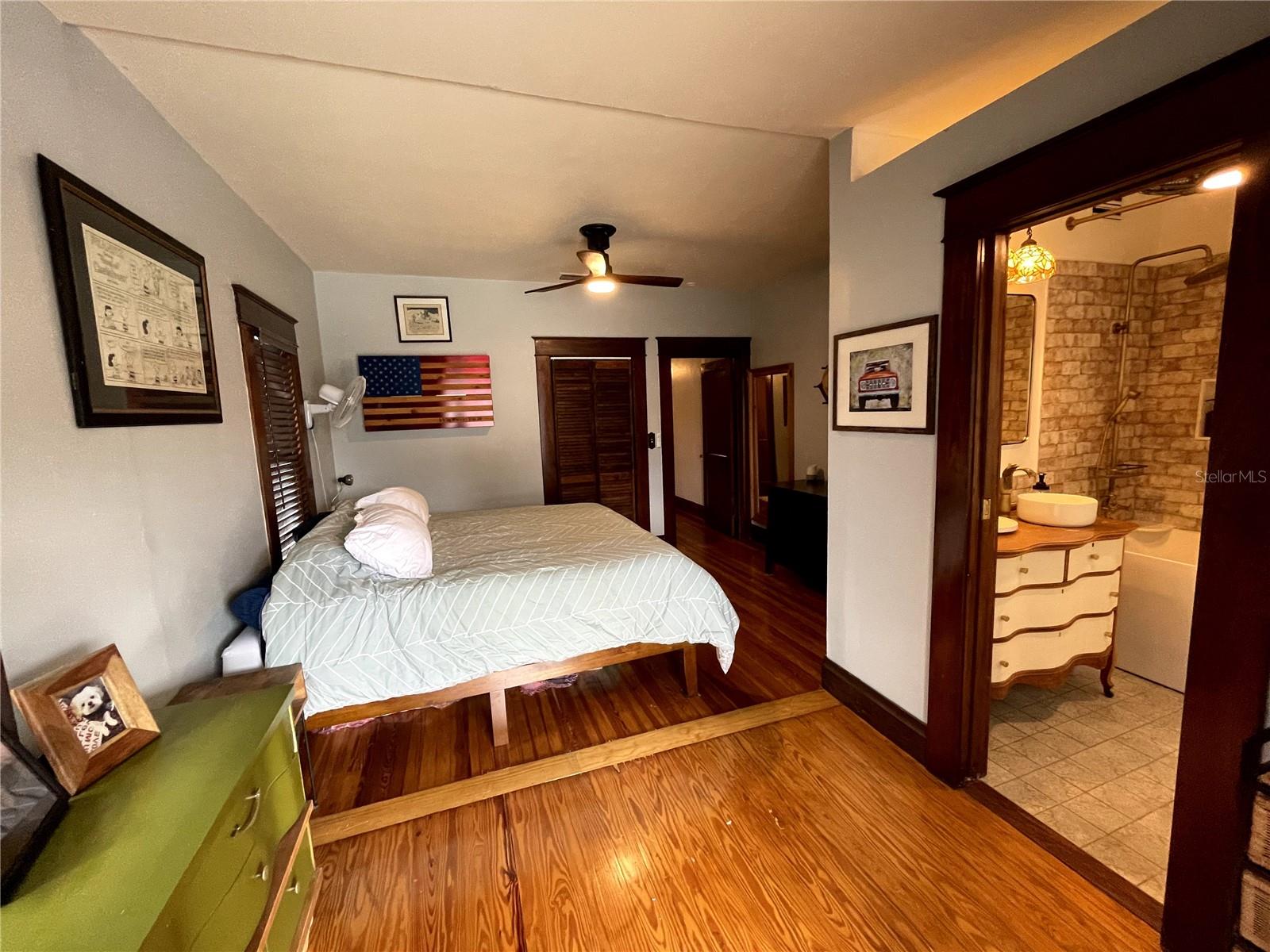 Listing photo id 10 for 206 Haya Street