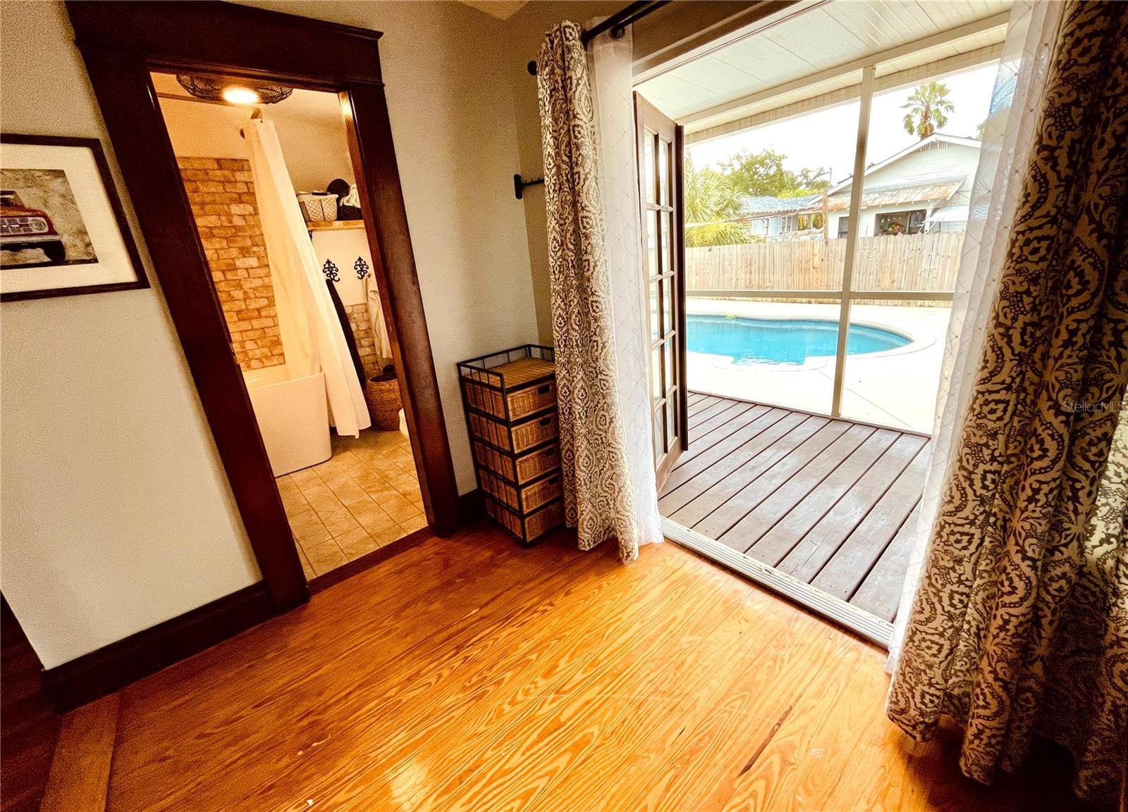 Listing photo id 12 for 206 Haya Street