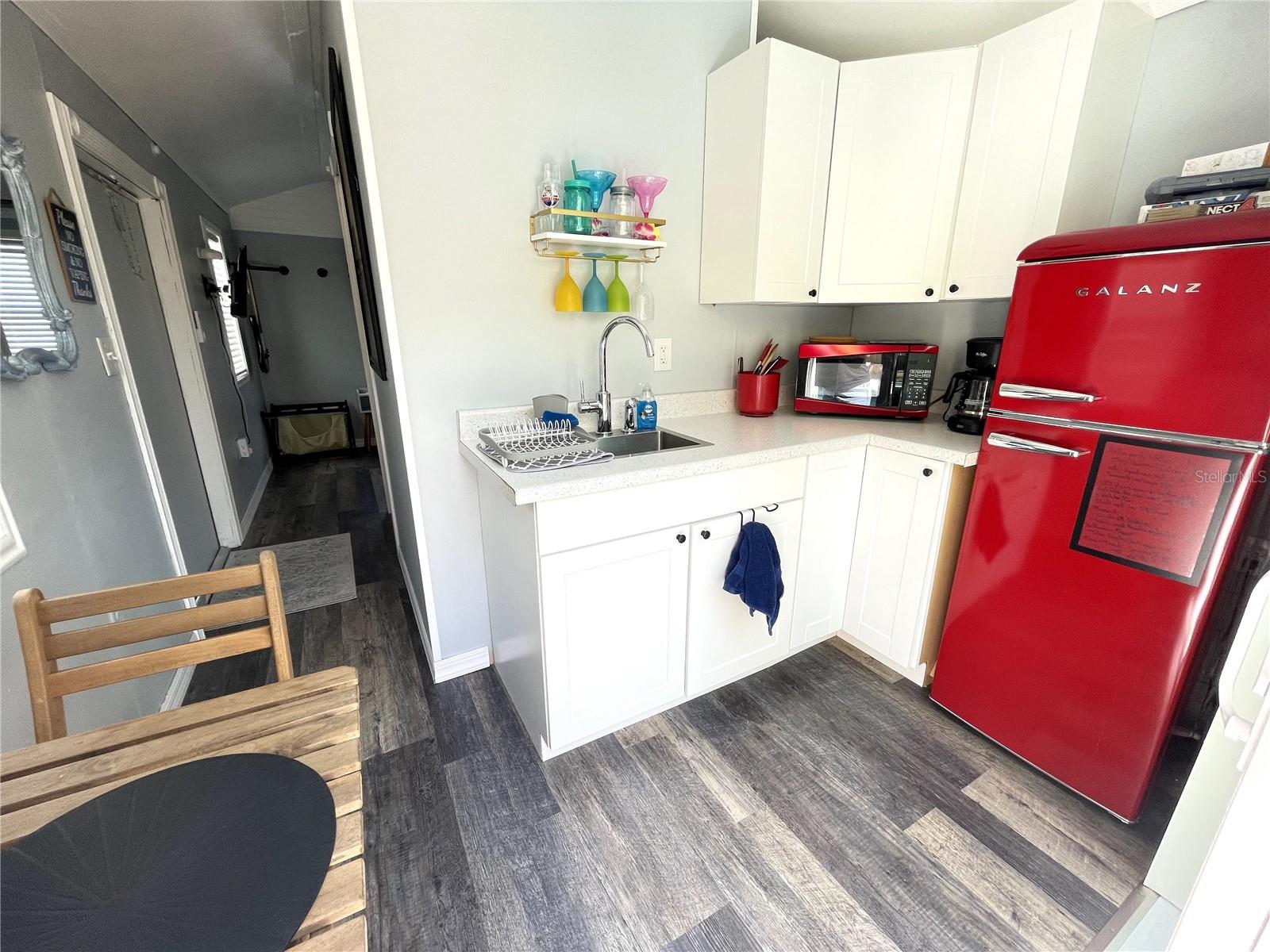 Listing photo id 16 for 206 Haya Street