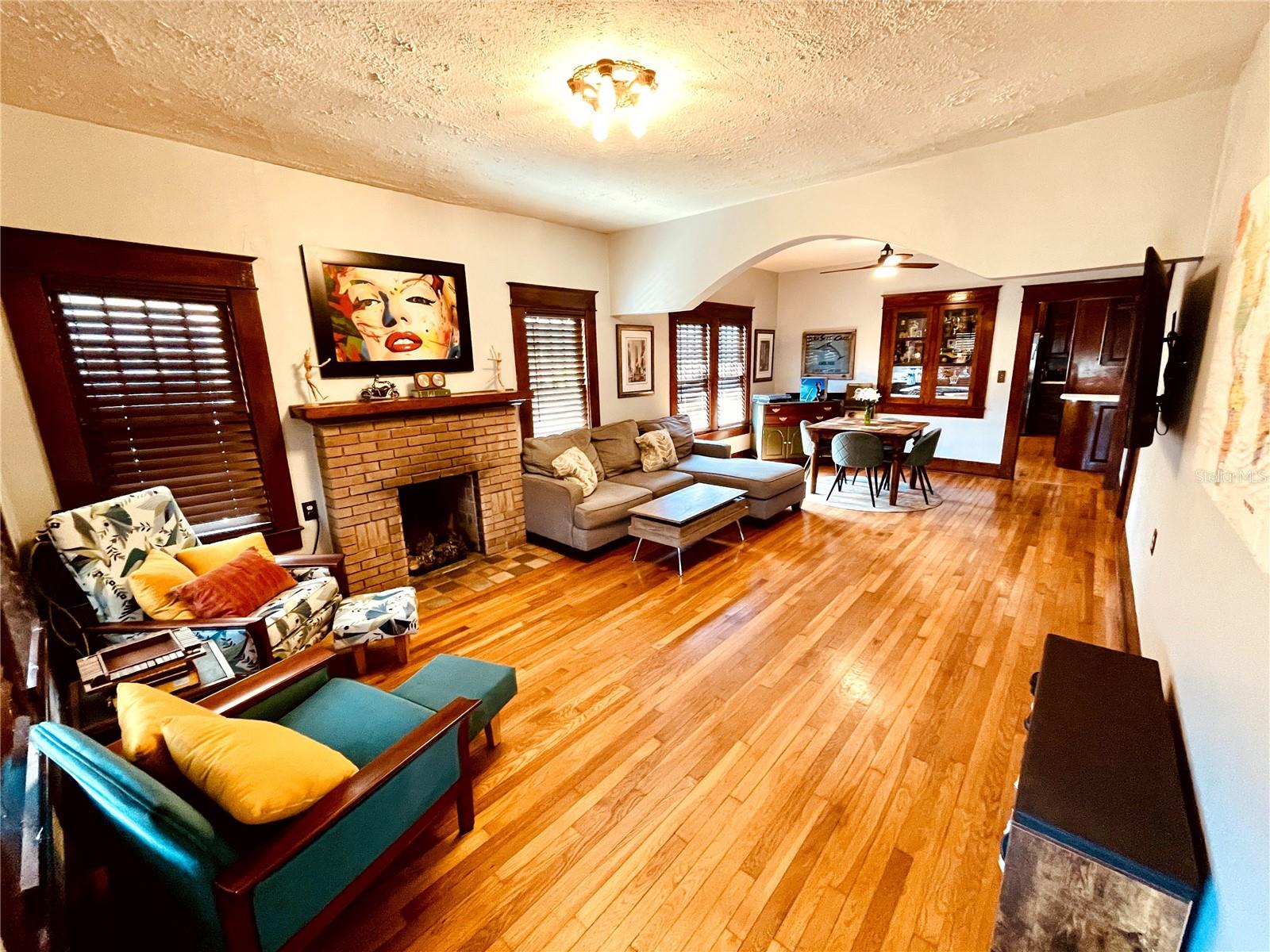 Listing photo id 1 for 206 Haya Street