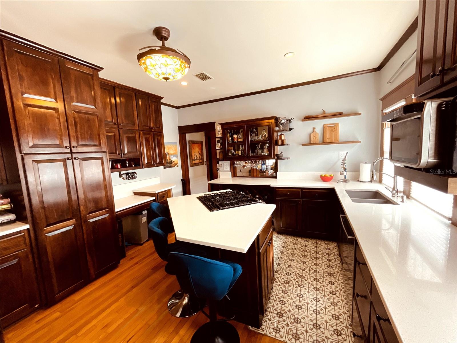 Listing photo id 5 for 206 Haya Street