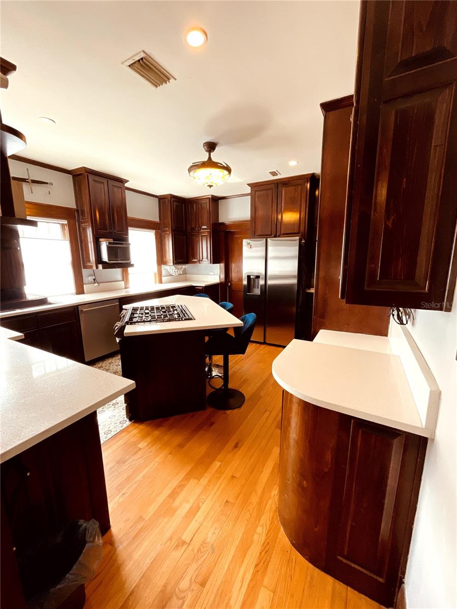 Listing photo id 6 for 206 Haya Street