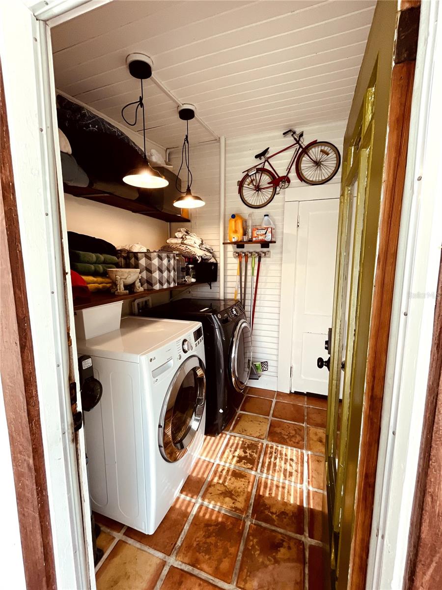 Listing photo id 7 for 206 Haya Street