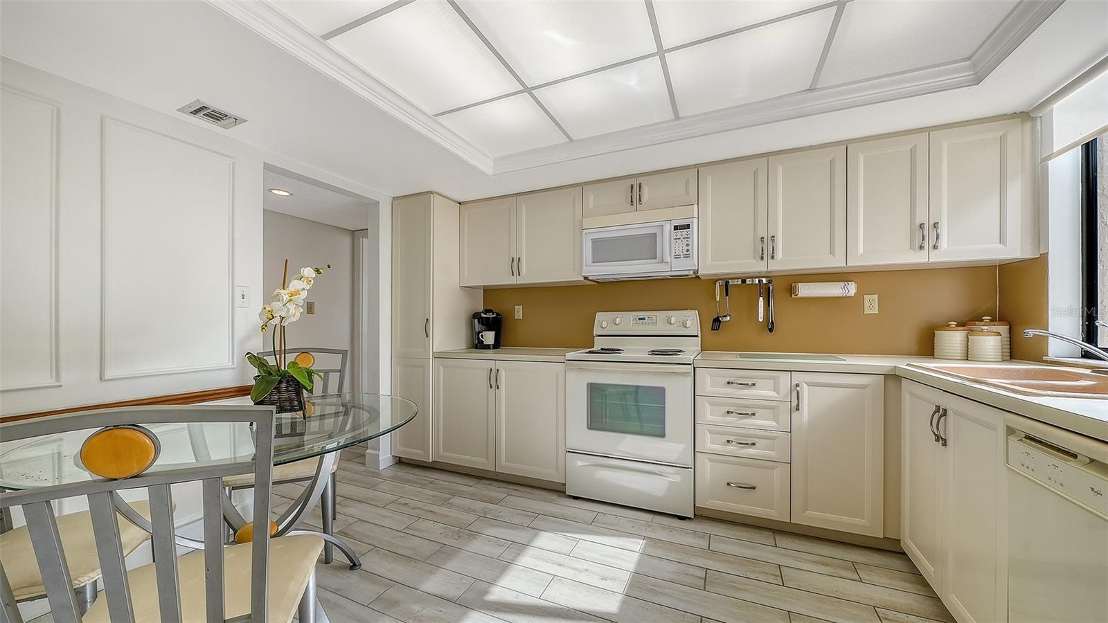 Image 12 of 36 For 6287 Midnight Pass Road 103