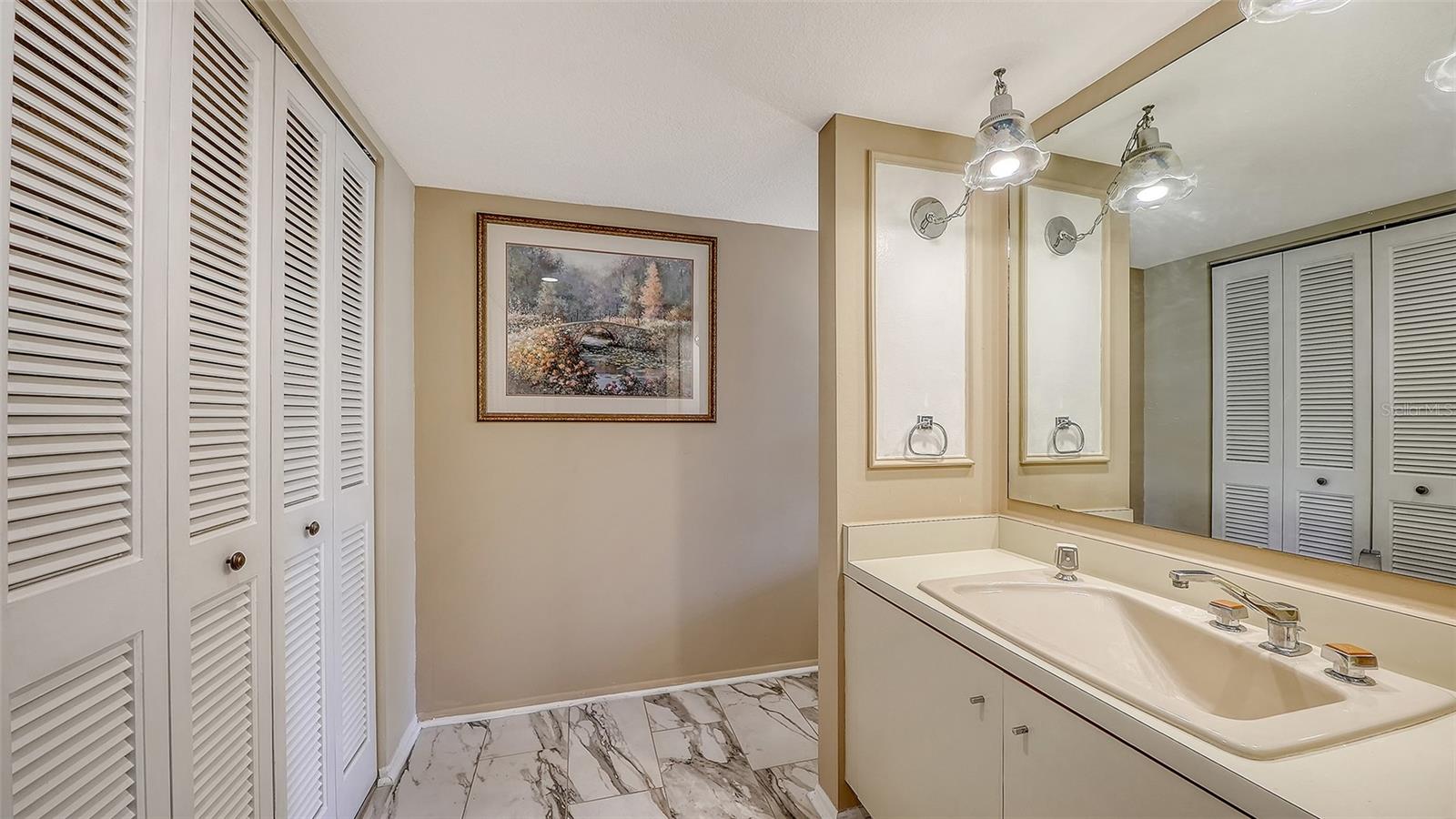 Image 18 of 36 For 6287 Midnight Pass Road 103