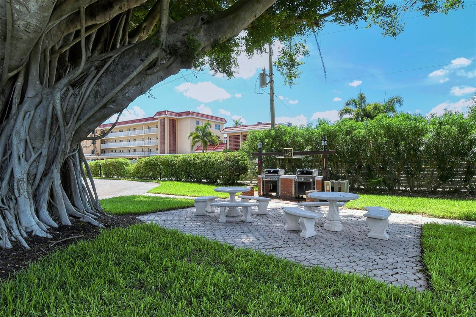 Image 32 of 36 For 6287 Midnight Pass Road 103