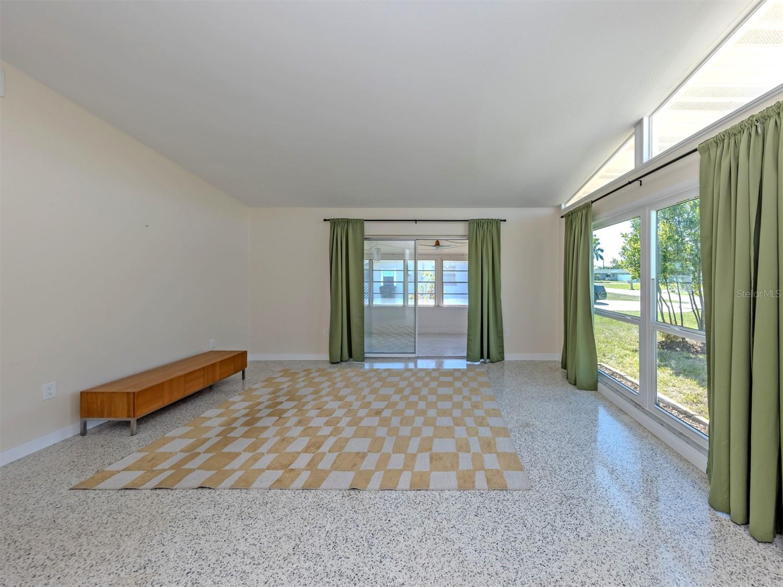 Image 10 of 70 For 317 Hillview Road