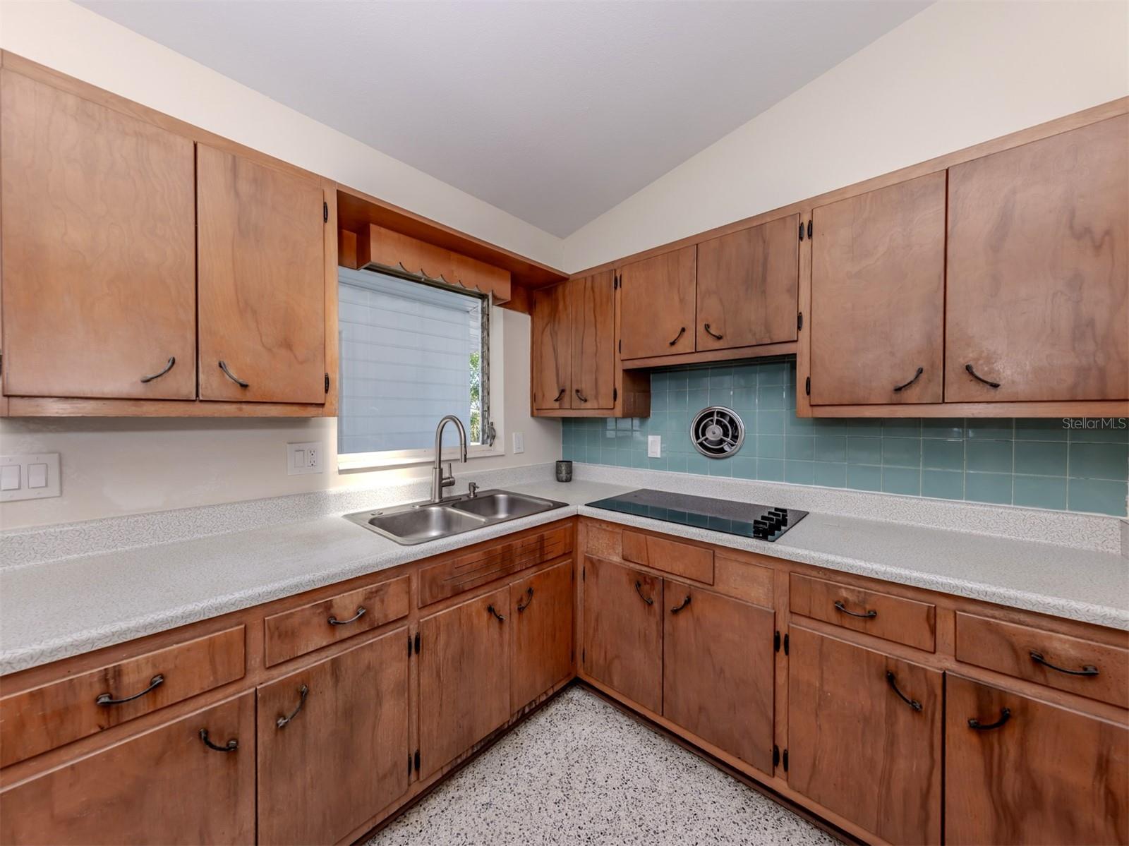 Image 20 of 70 For 317 Hillview Road