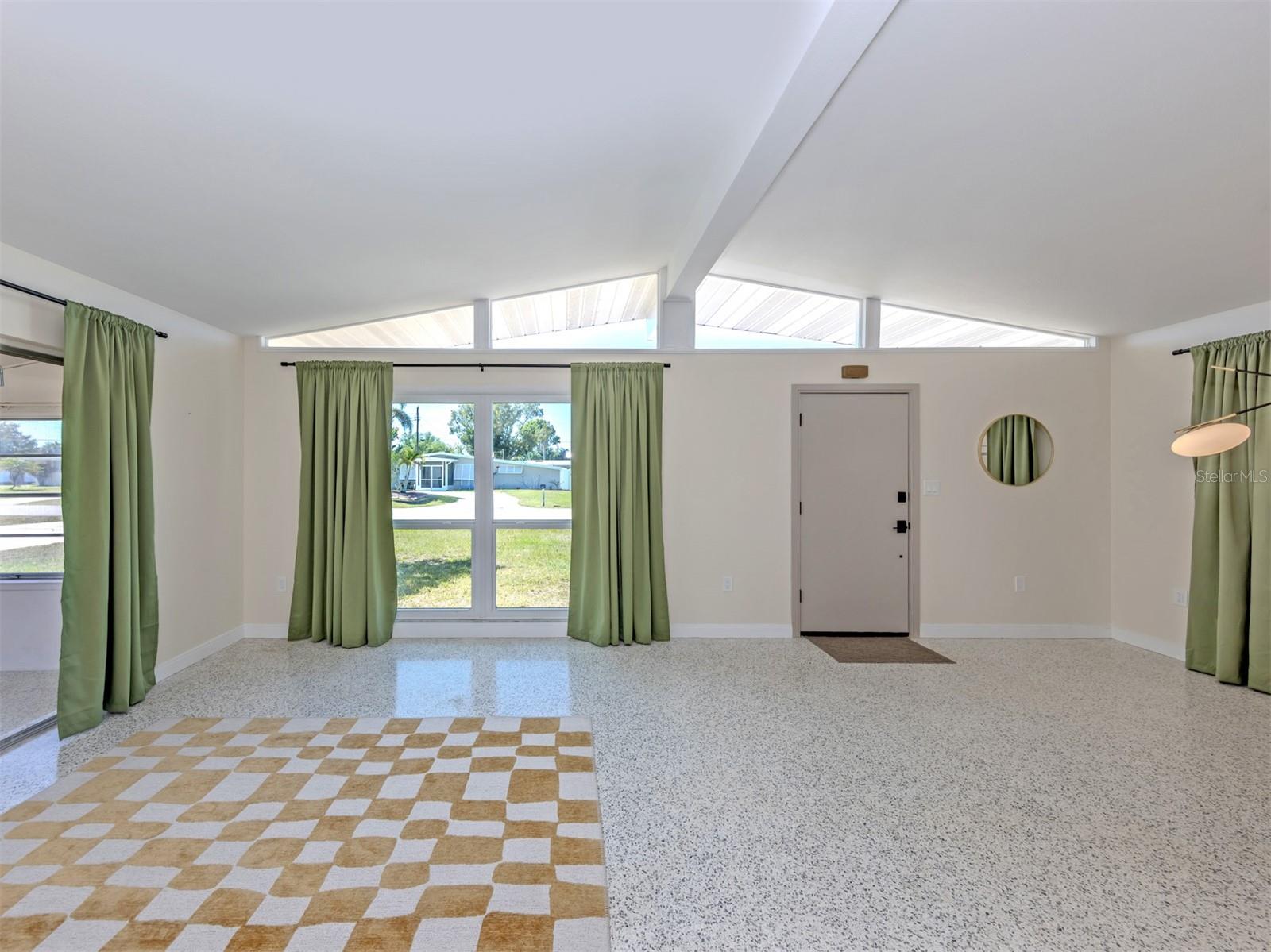 Image 5 of 70 For 317 Hillview Road