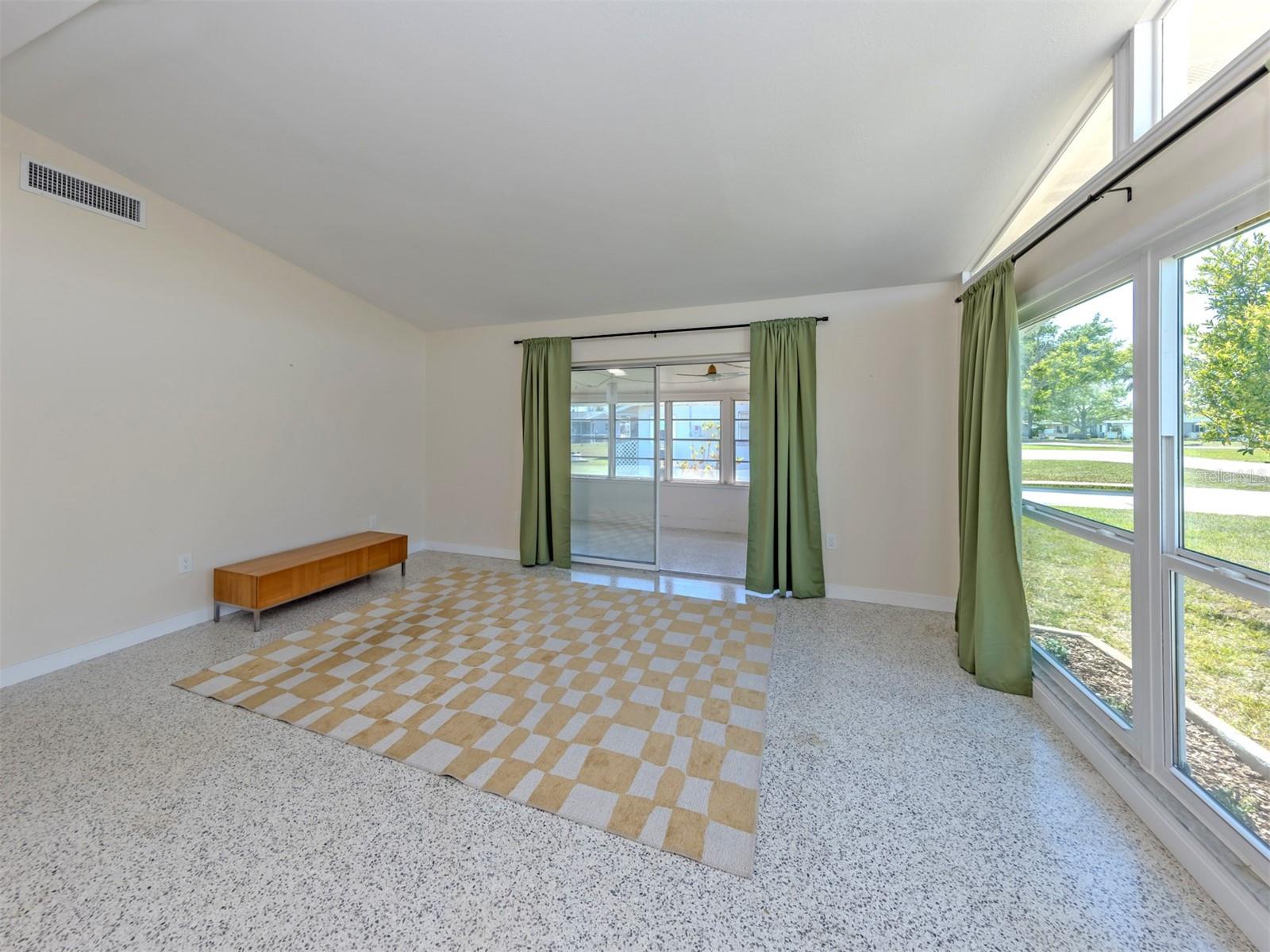 Image 7 of 70 For 317 Hillview Road